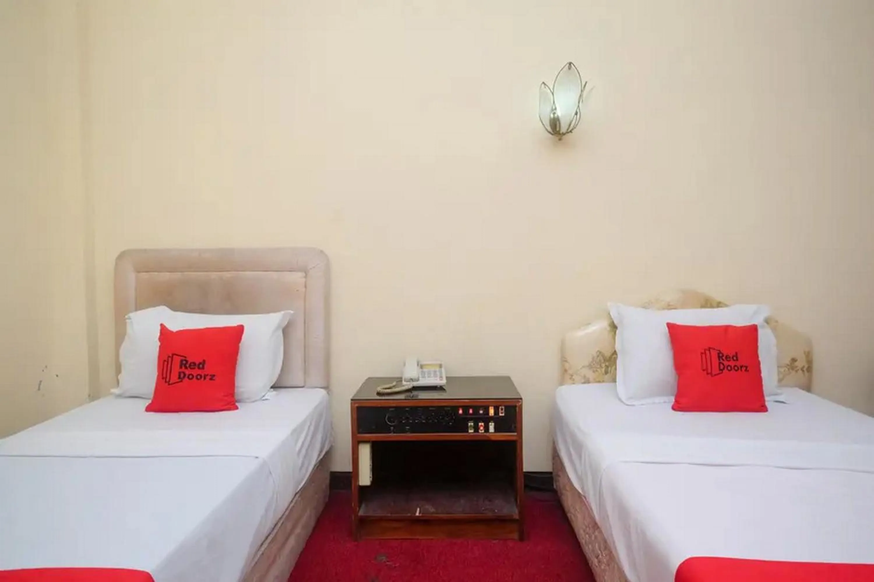 Bed in RedDoorz Plus @ Laweyan