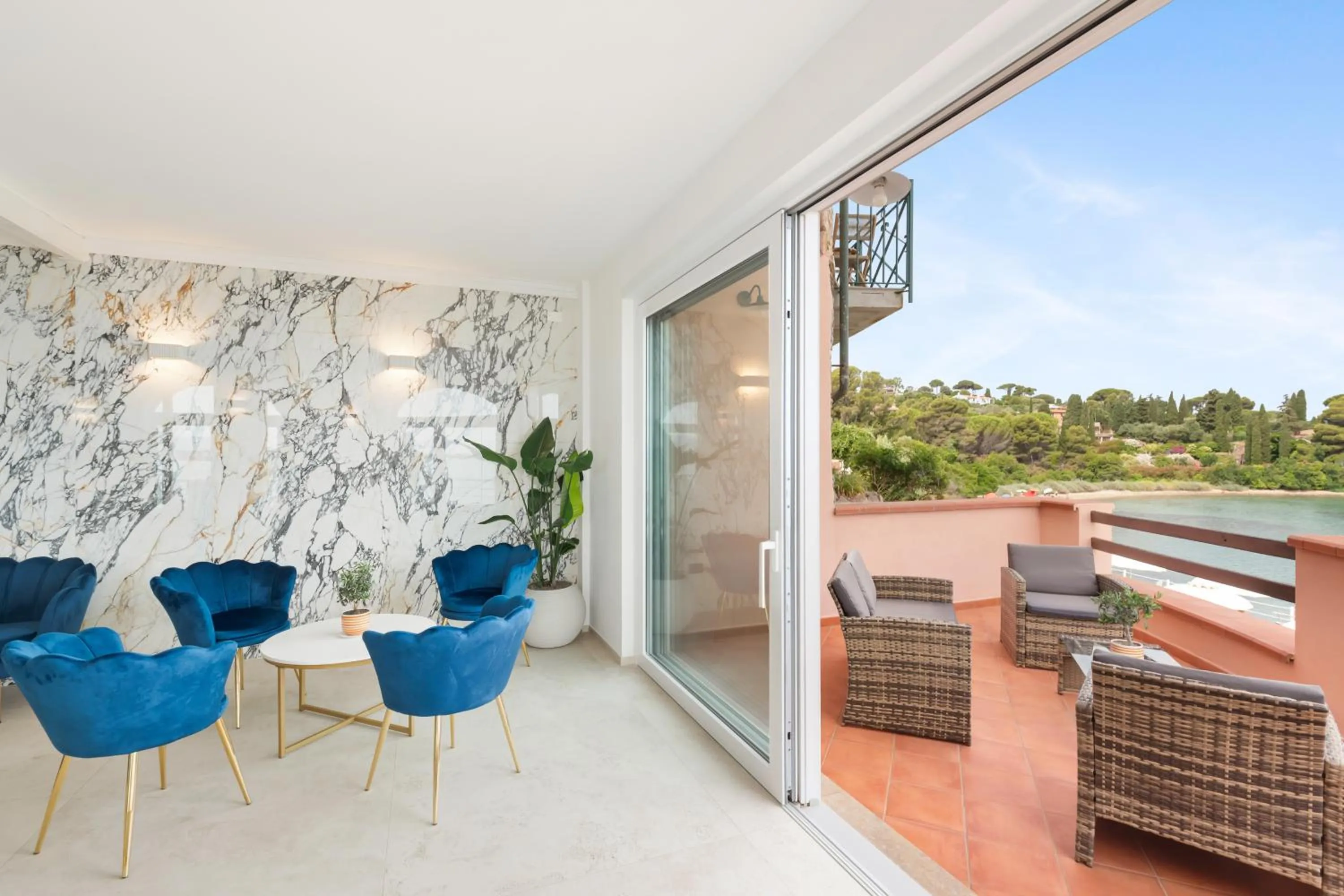 Communal lounge/ TV room in Hotel Villa Domizia