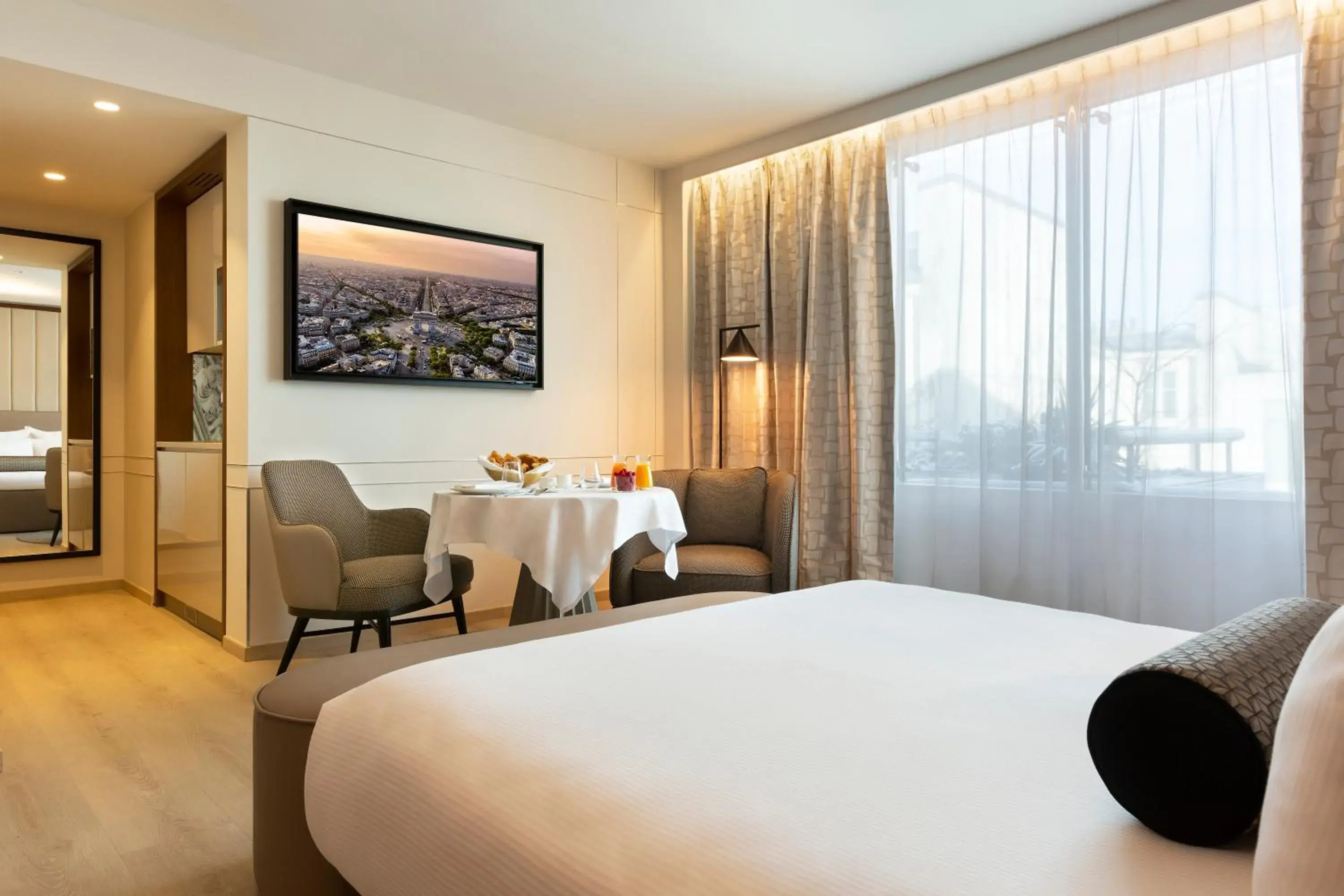 Superior Premium Room in La Clef Tour Eiffel Paris by The Crest Collection Superior Premium Room in La Clef Tour Eiffel Paris by The Crest Collection