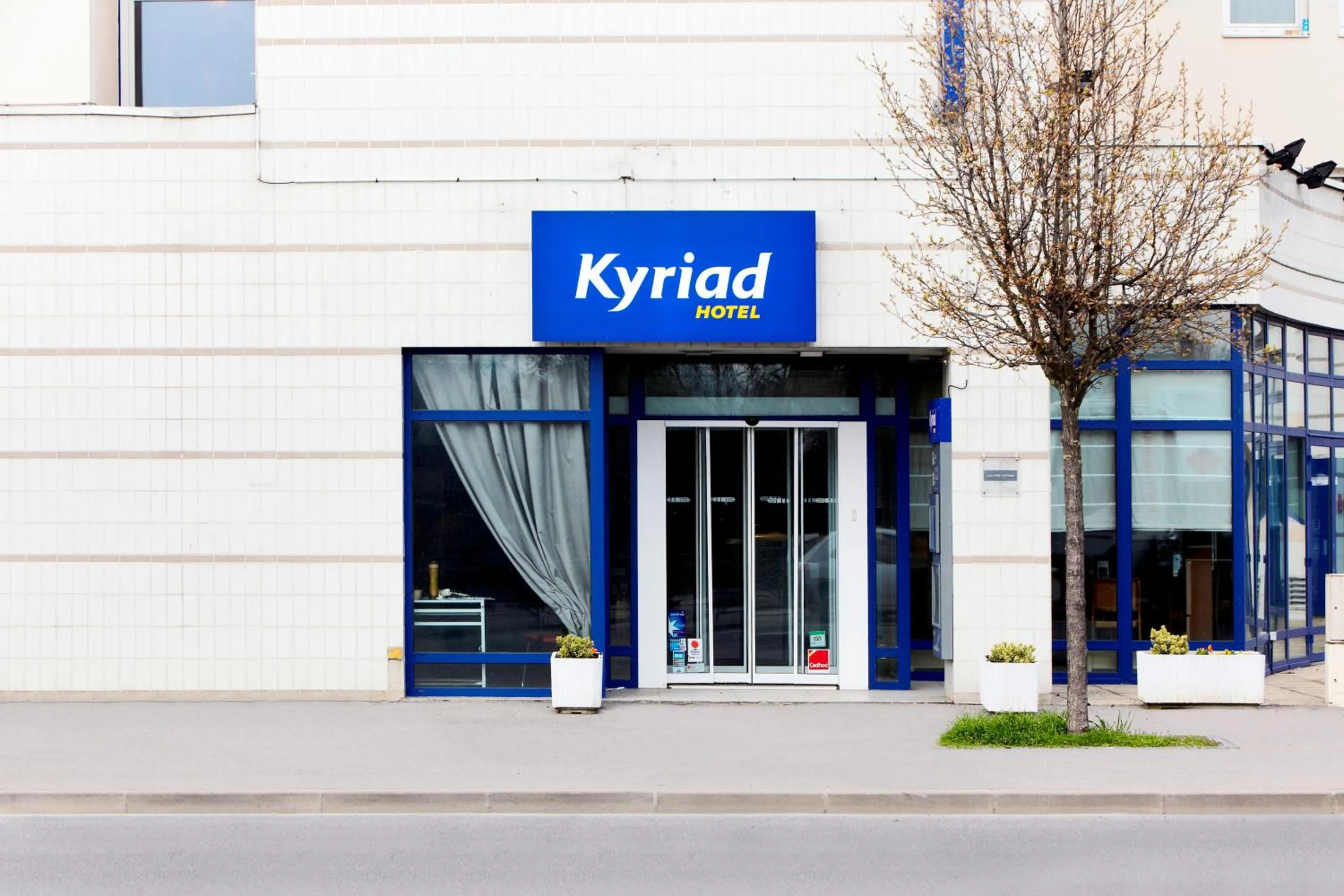Facade/entrance in Kyriad Viry-Chatillon