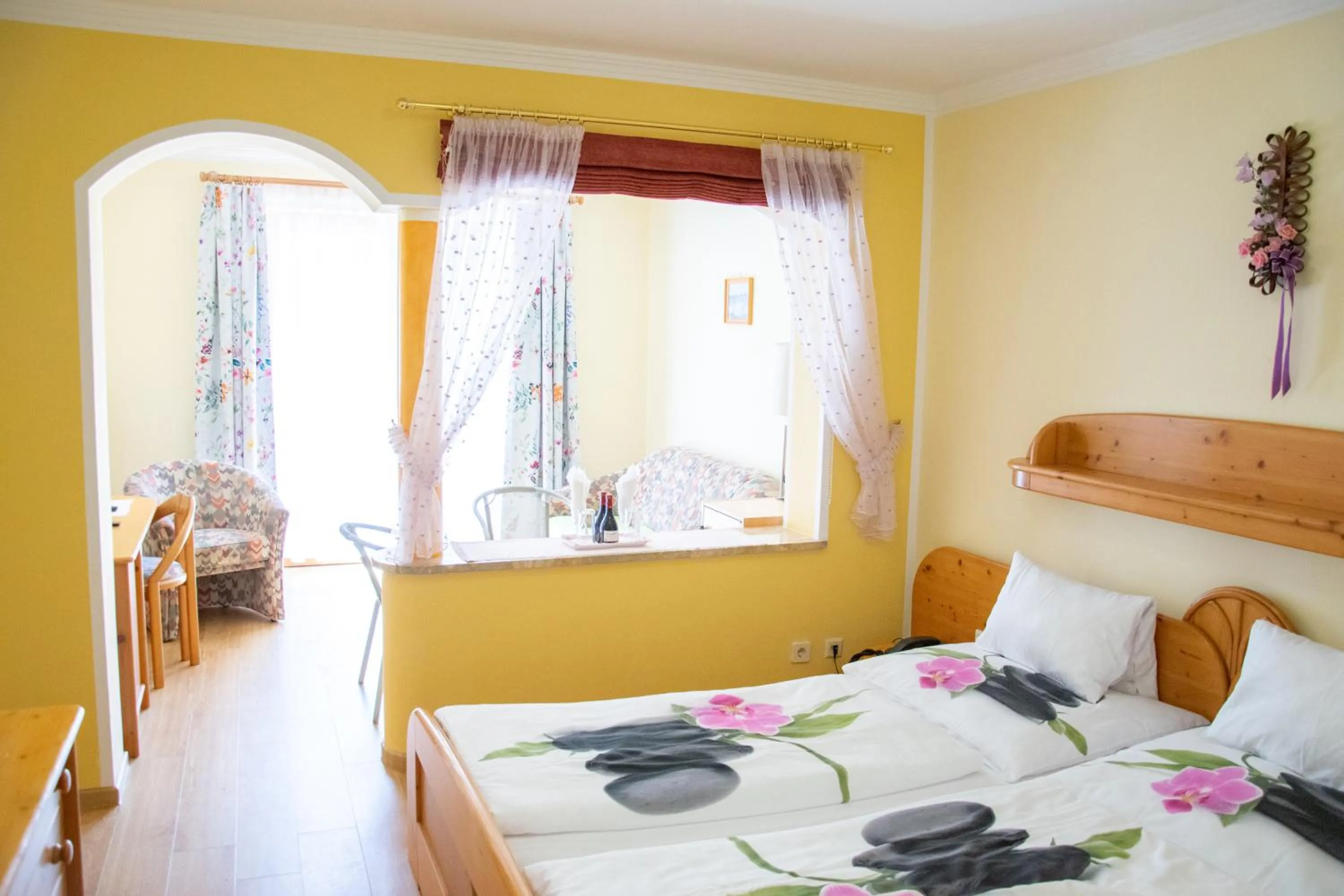 Living room, Bed in Hotel Burgstallerhof