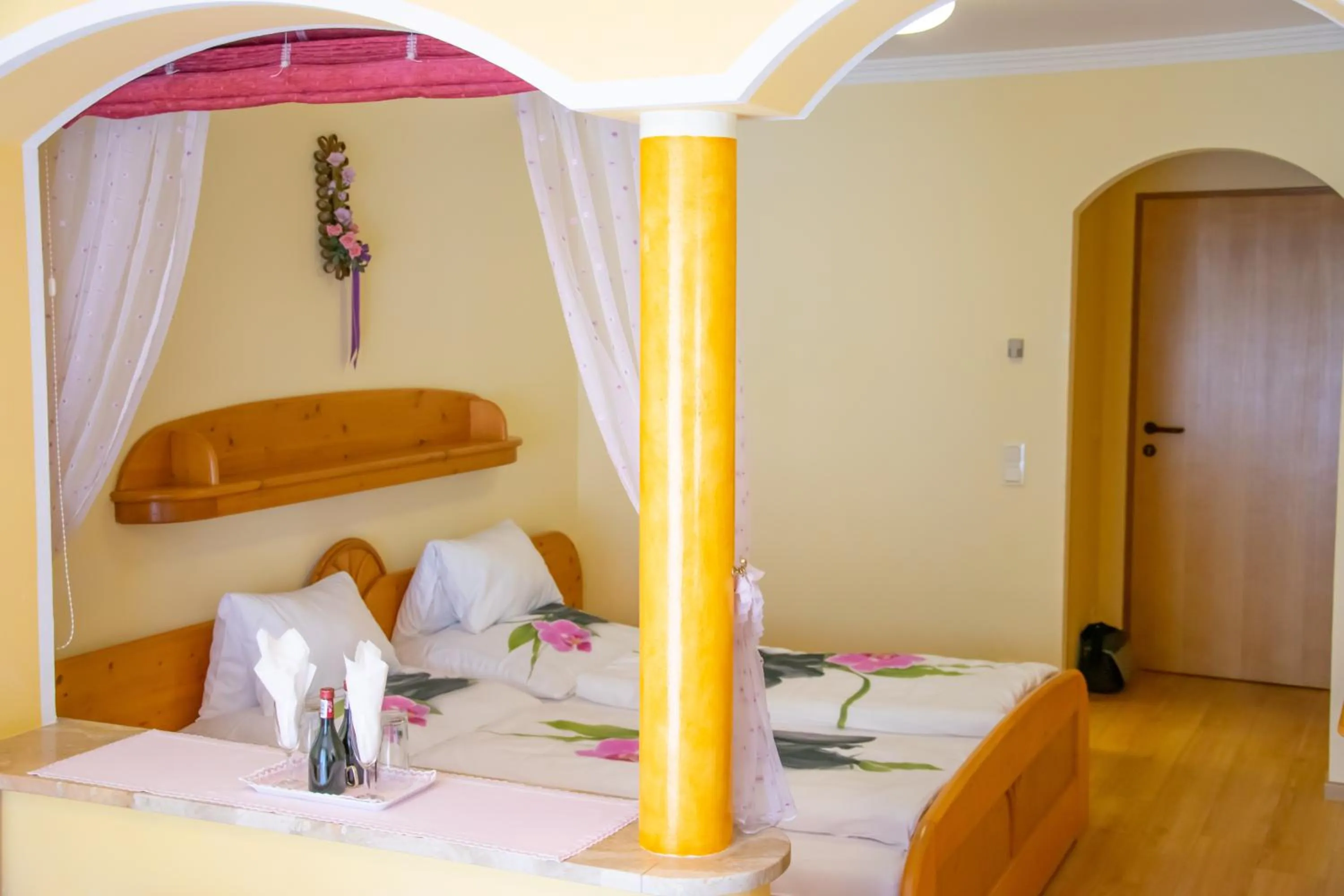 Photo of the whole room, Bed in Hotel Burgstallerhof