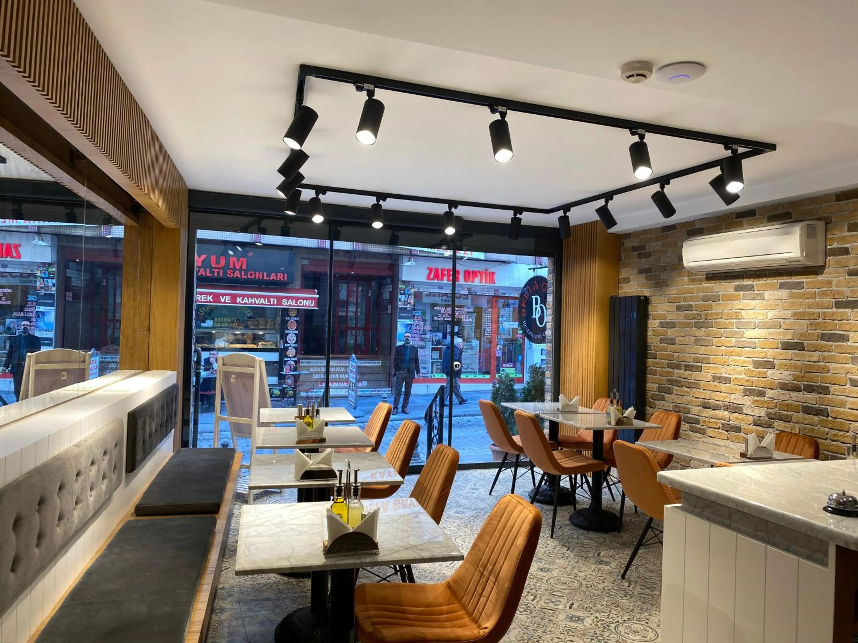 Restaurant/places to eat in Bella Hotel