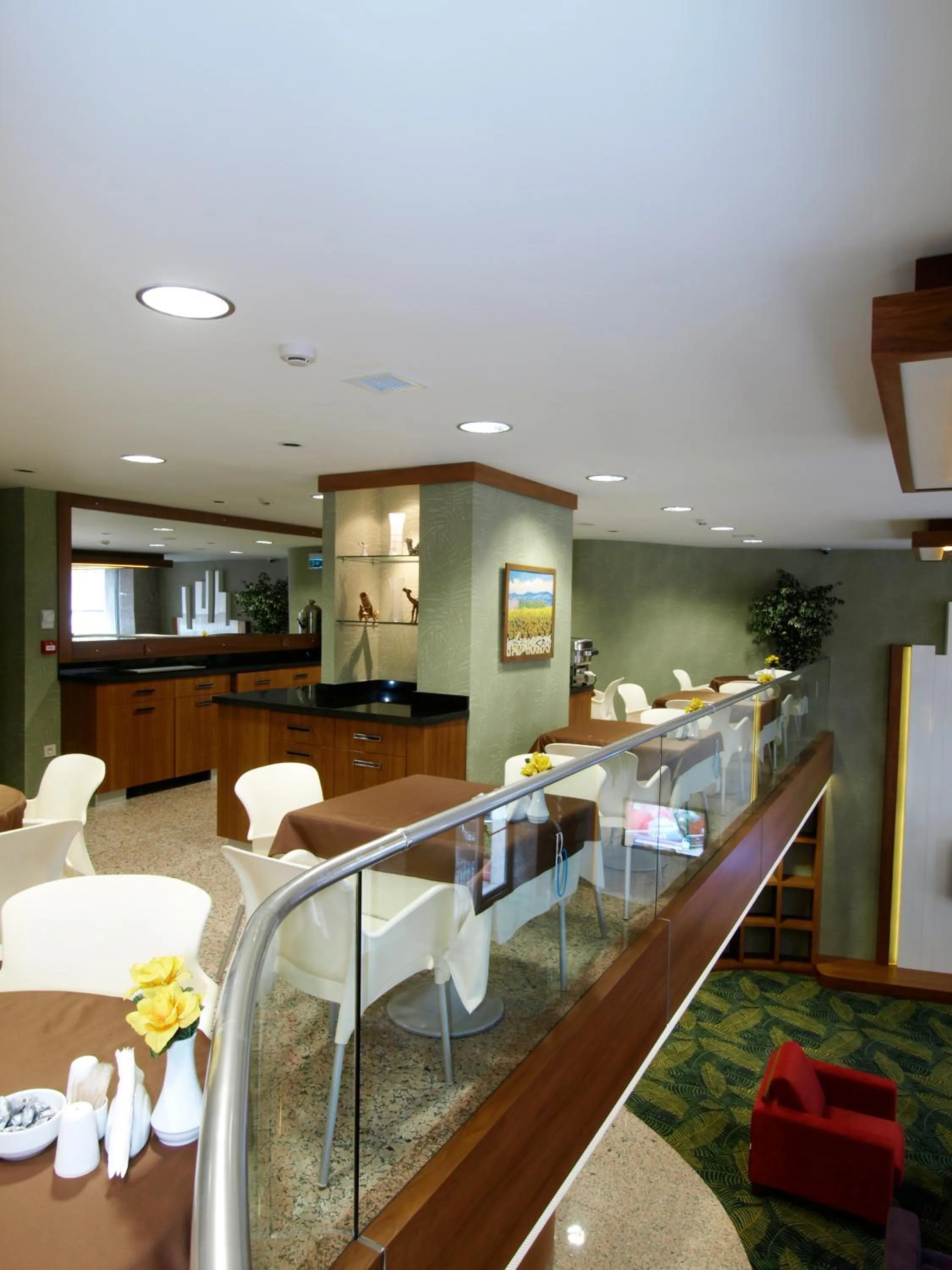 Restaurant/places to eat in Bella Hotel