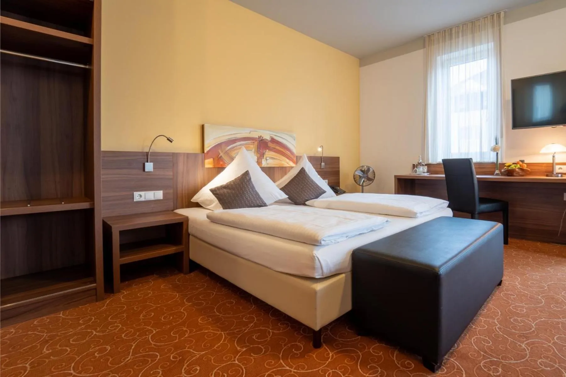 Photo of the whole room, Bed in Hotel St Georg - Regensburg