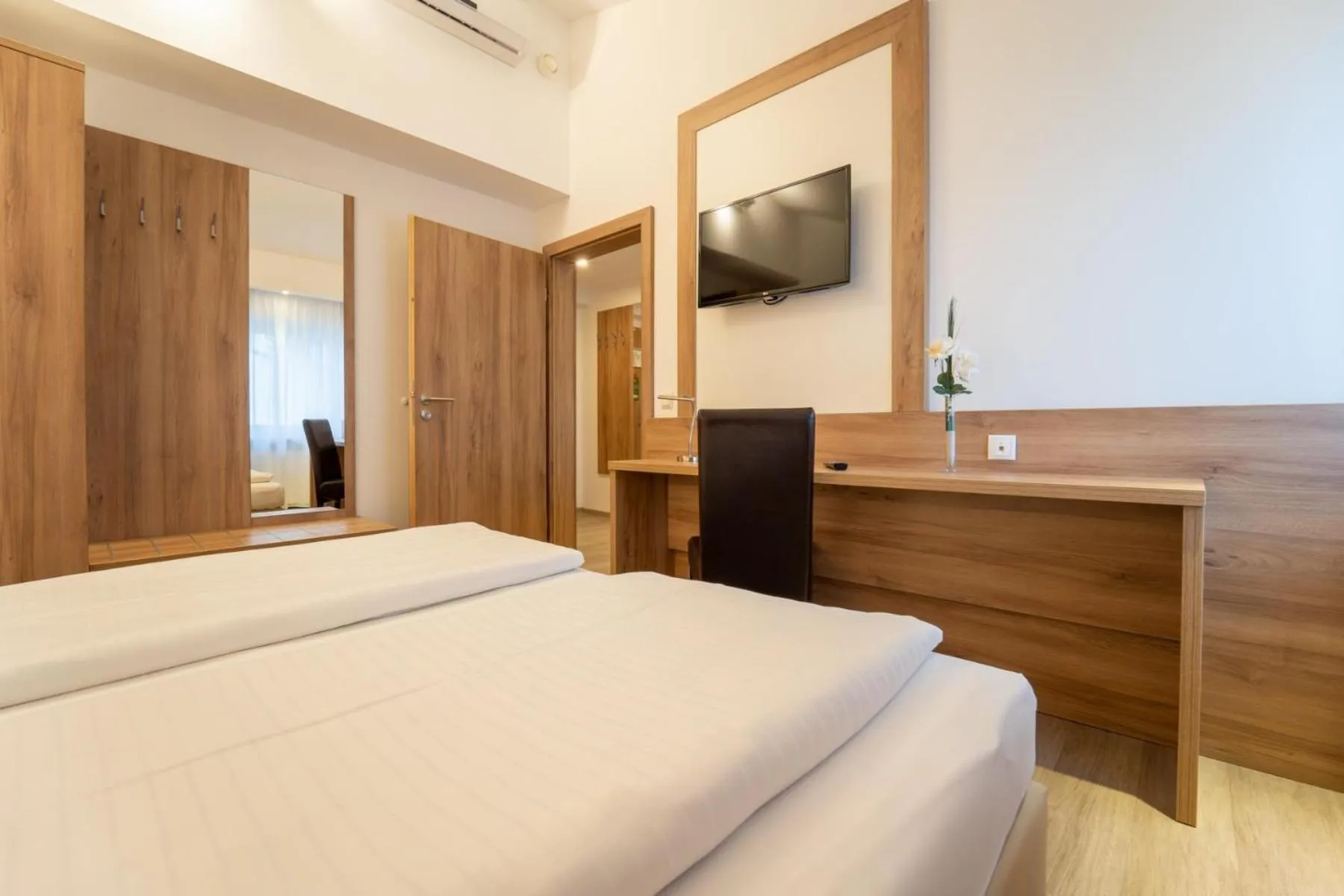 Photo of the whole room, Bed in Hotel St Georg - Regensburg