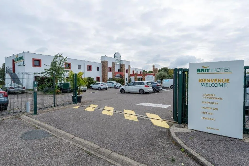 Parking in Brit Hotel La Bonne Etape