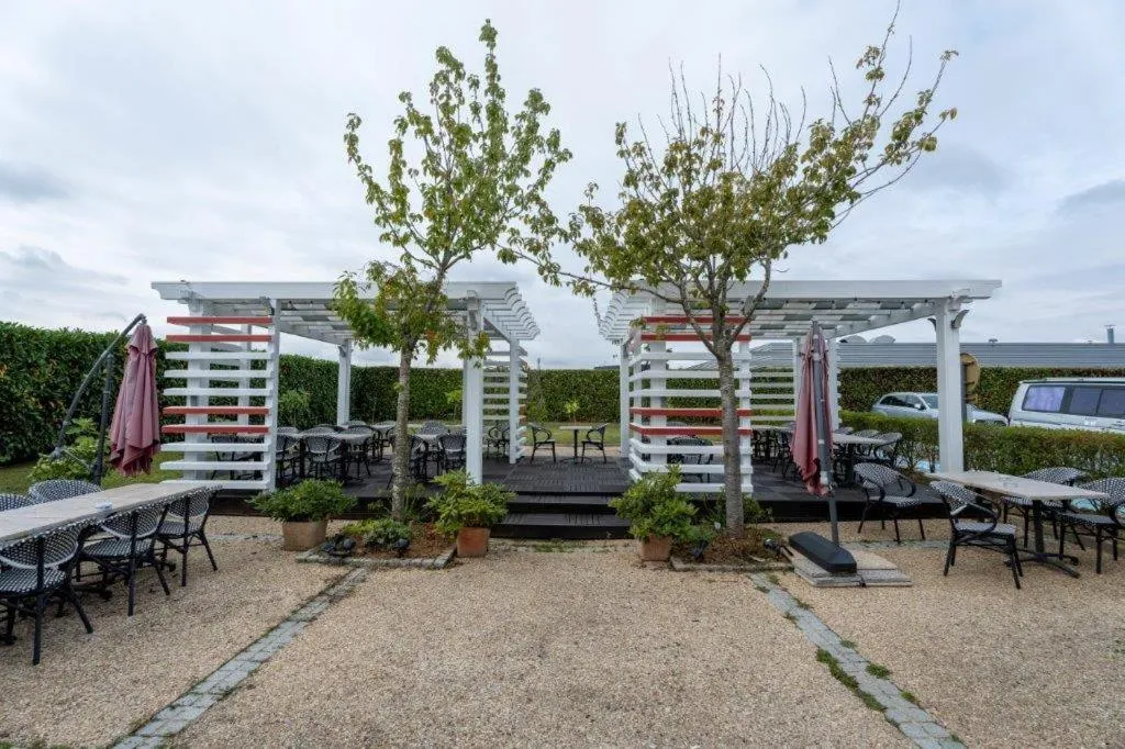 Patio in Brit Hotel La Bonne Etape