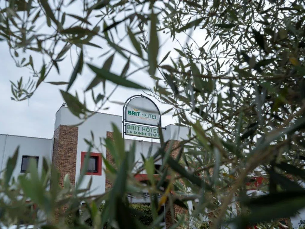 Facade/entrance in Brit Hotel La Bonne Etape