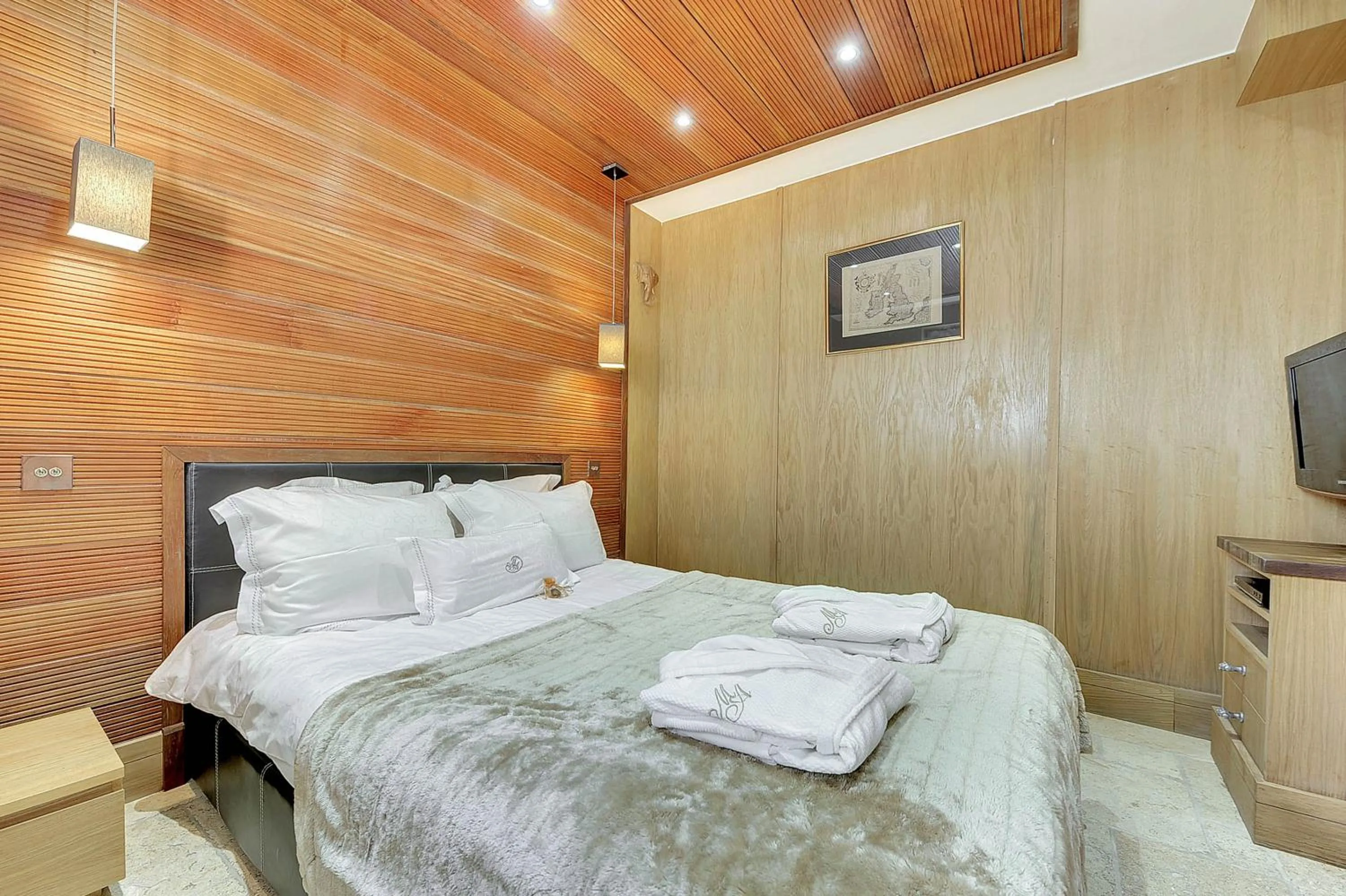 TV and multimedia, Bed in Mała Anglia - Boutique Apartments & SPA