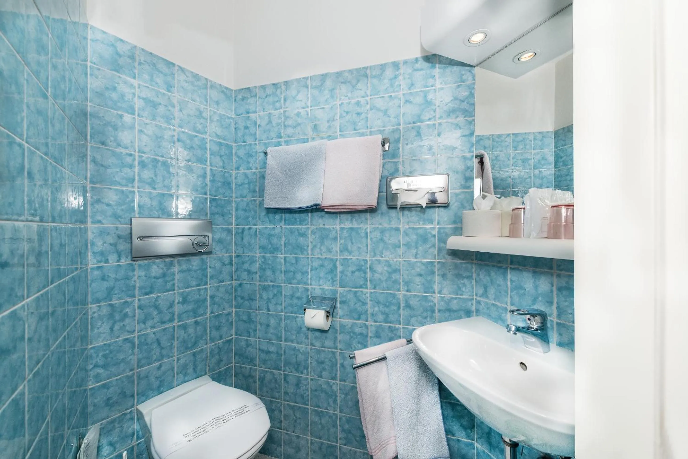 Bathroom in Pension Neuer Markt