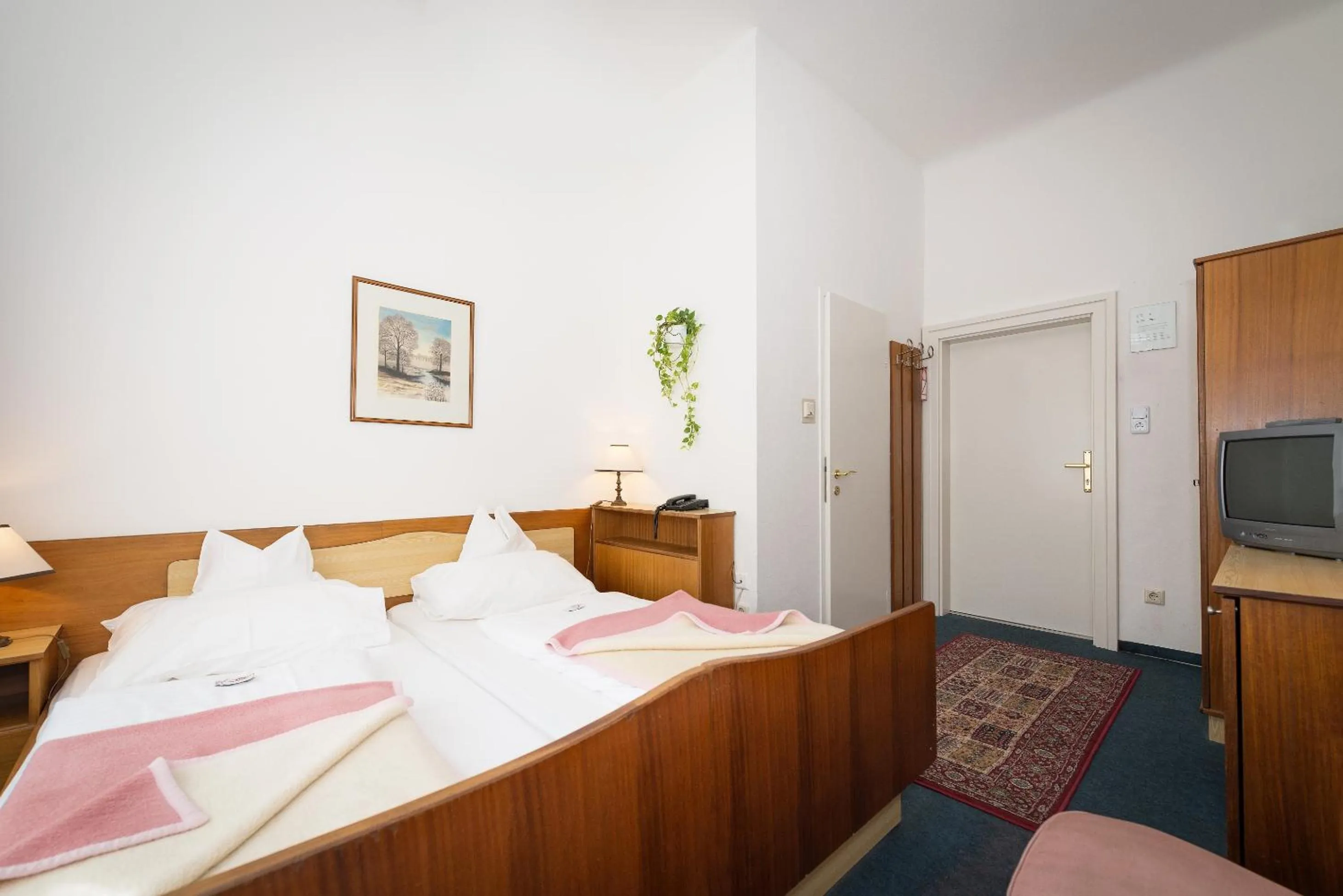 Photo of the whole room, Bed in Pension Neuer Markt