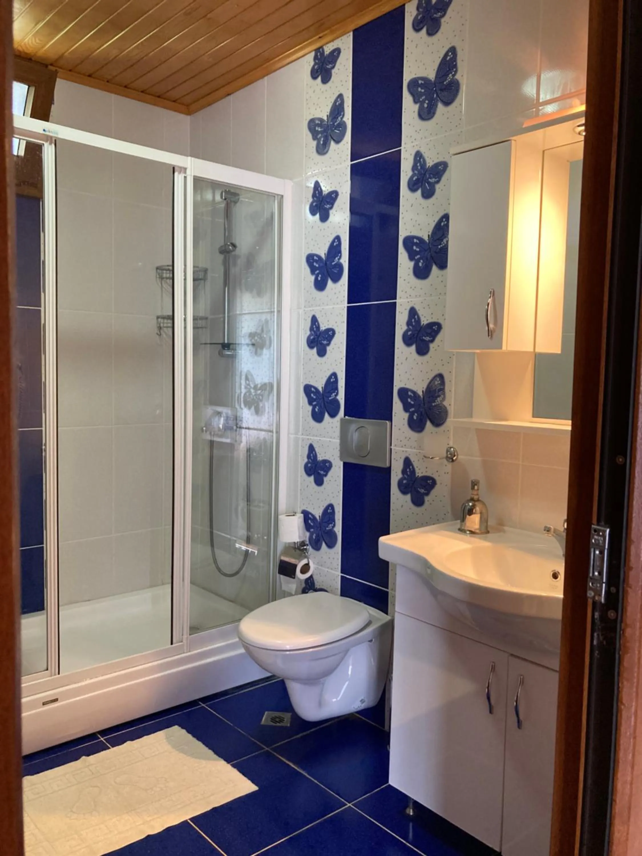 Toilet in Kutle Hotel