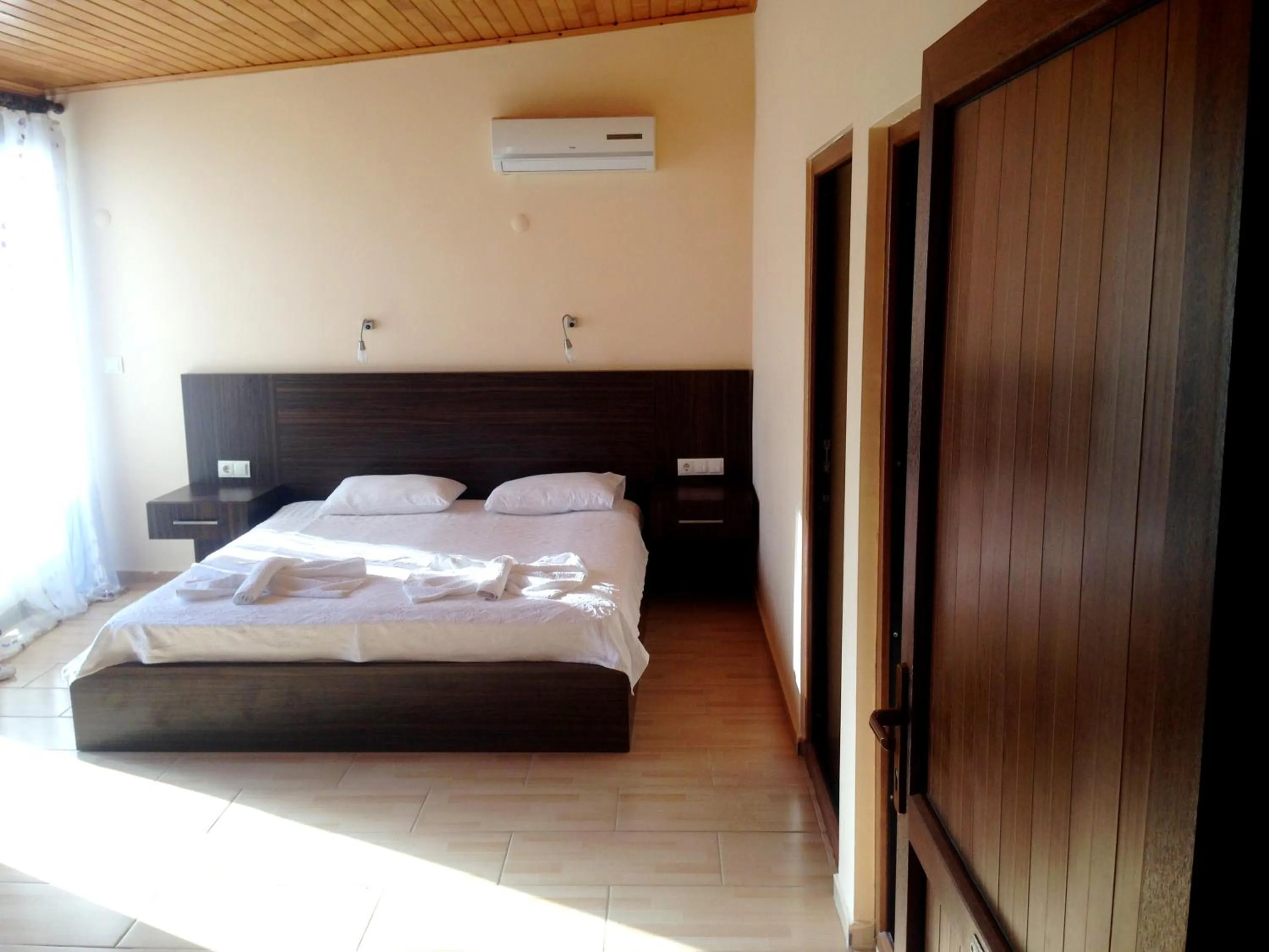 Photo of the whole room, Bed in Kutle Hotel