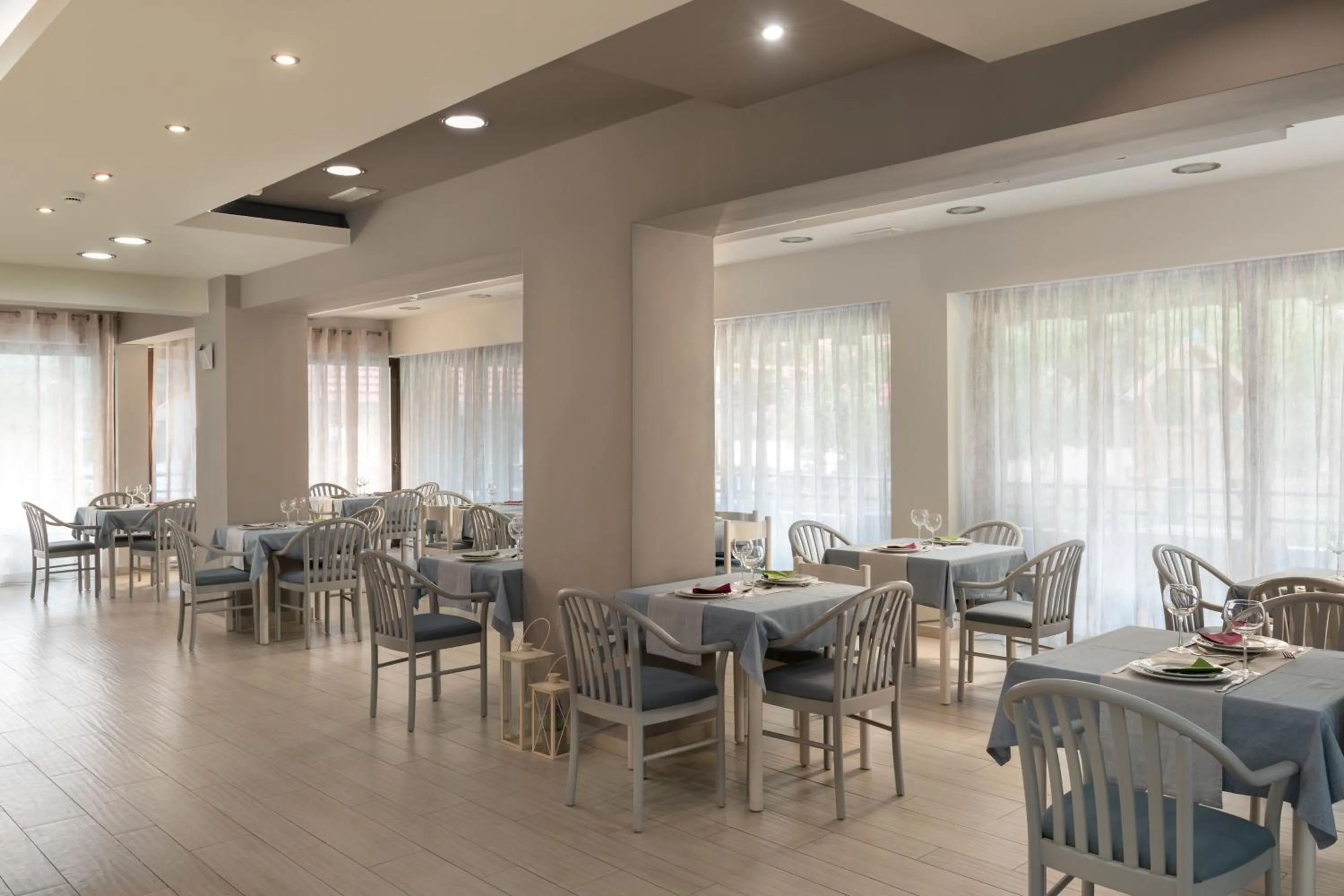 Restaurant/places to eat in Matoula Beach