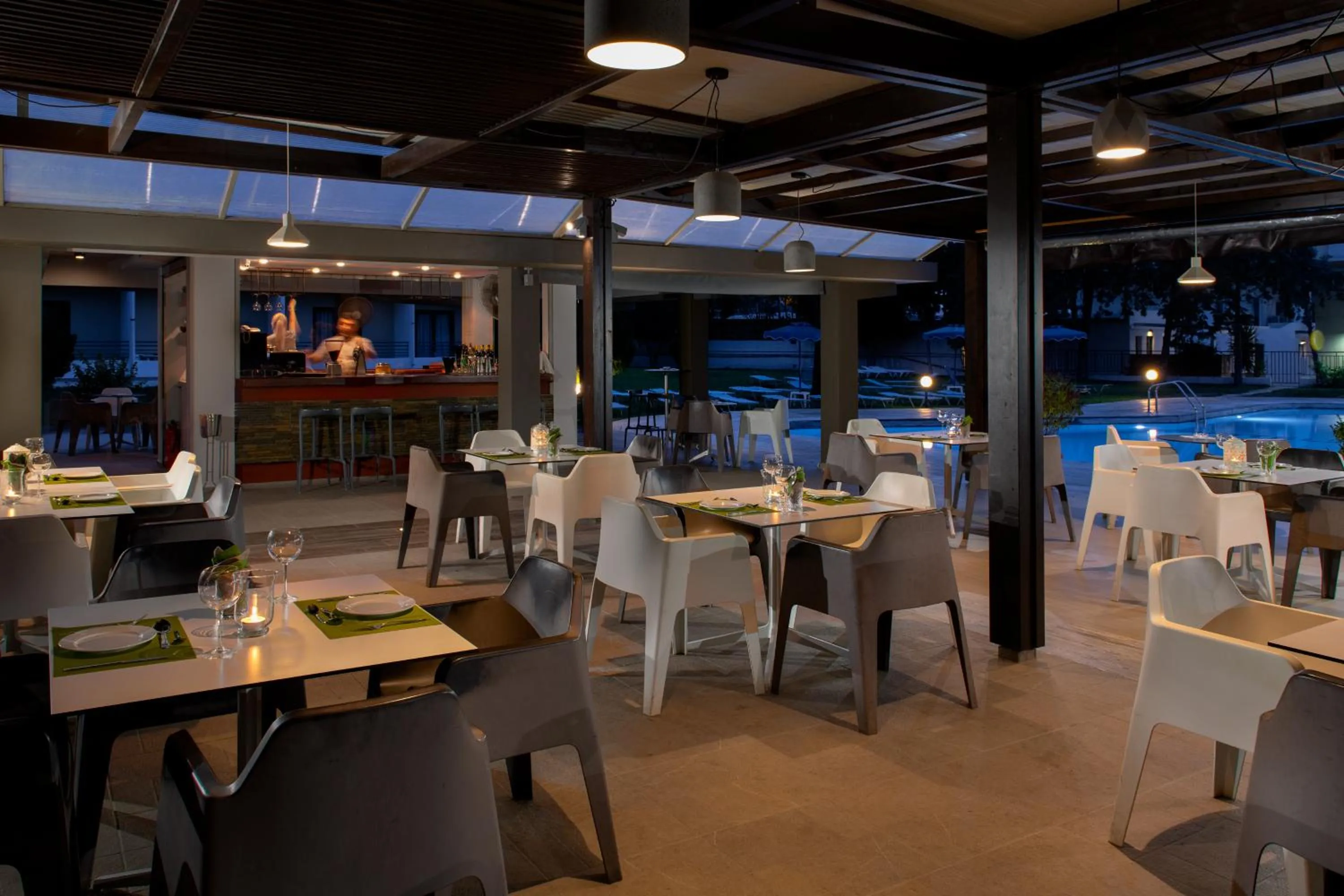 Restaurant/places to eat in Matoula Beach