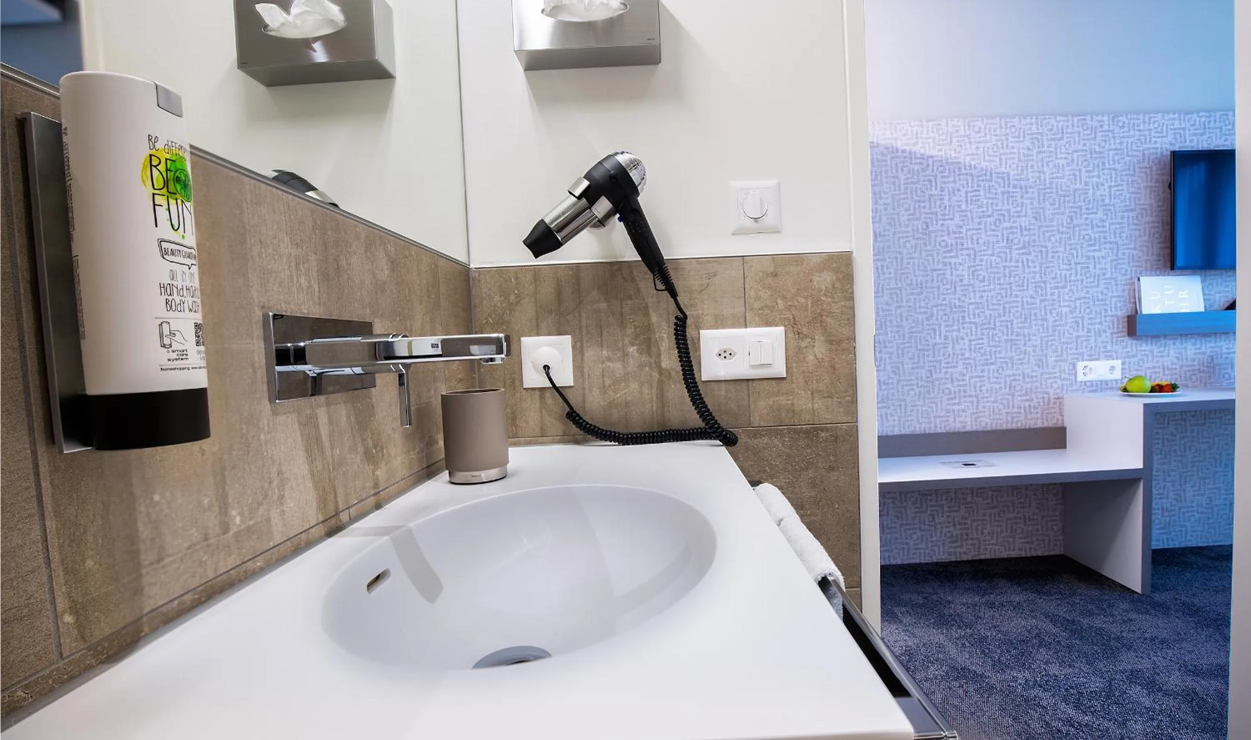 Photo of the whole room in b_smart motel Landquart