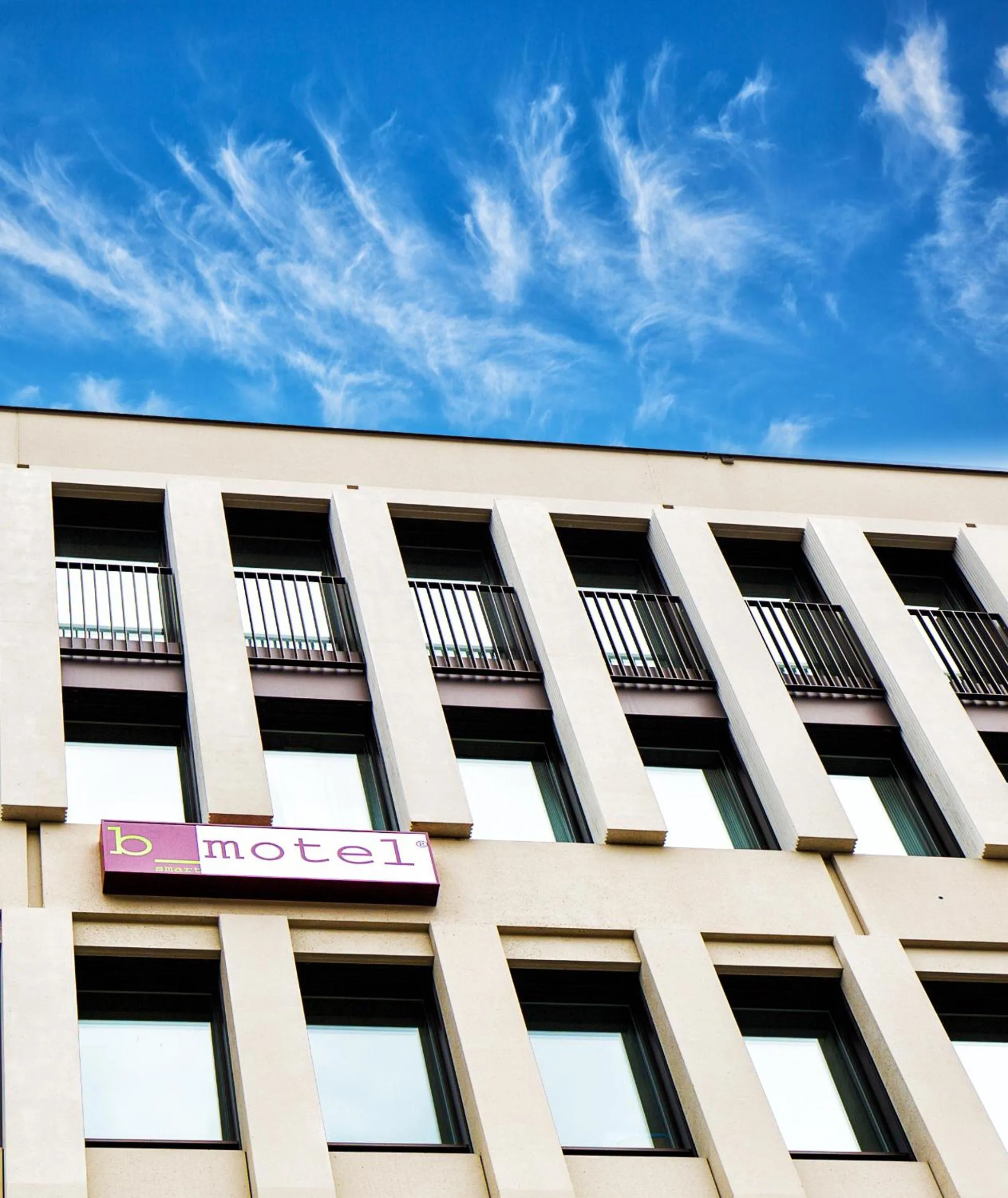 Facade/entrance in b_smart motel Landquart
