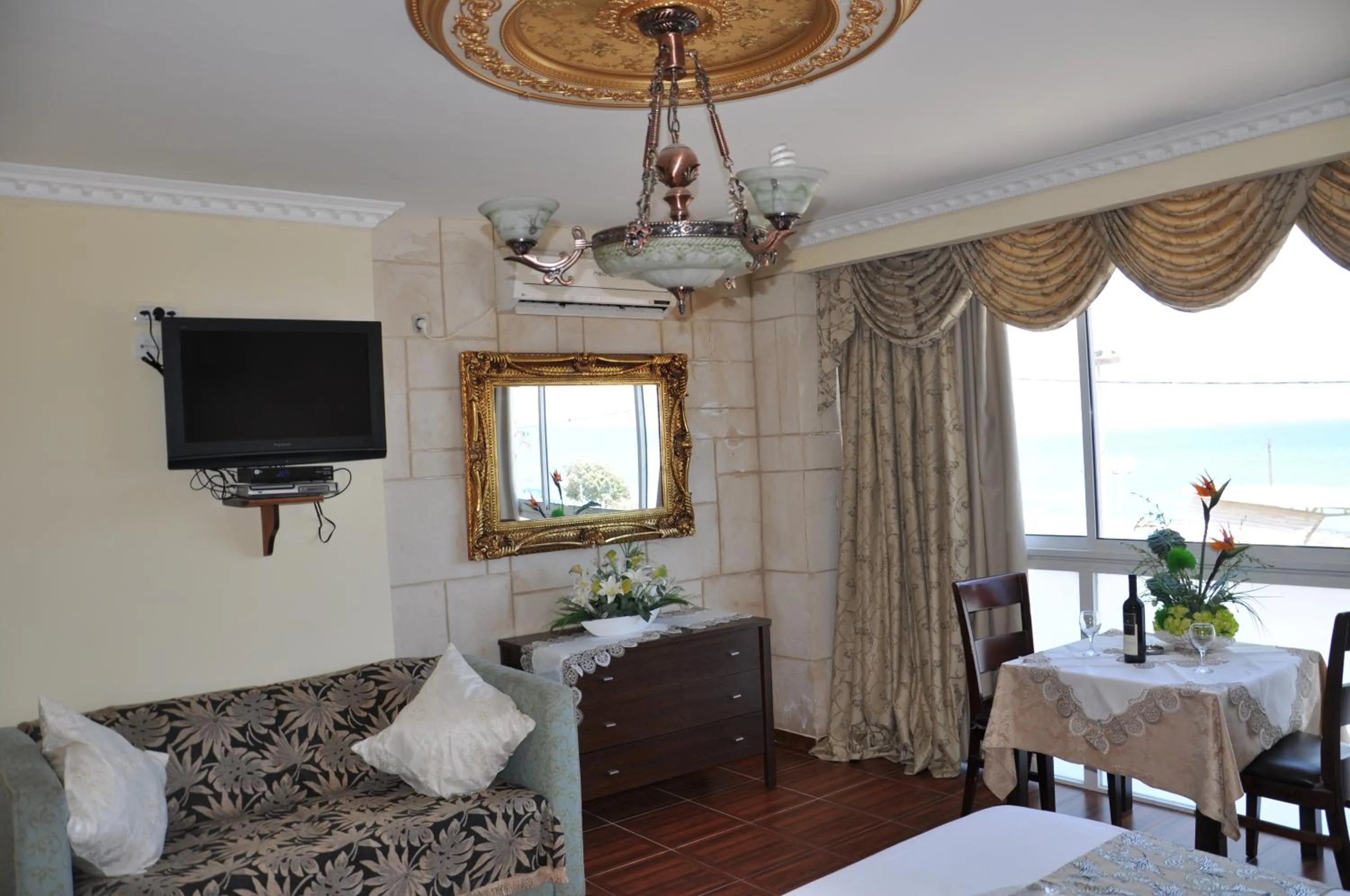 Day, Bed in Hotel Suites Bat Yam