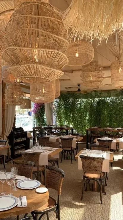 Restaurant/places to eat in Hotel la Caravelle