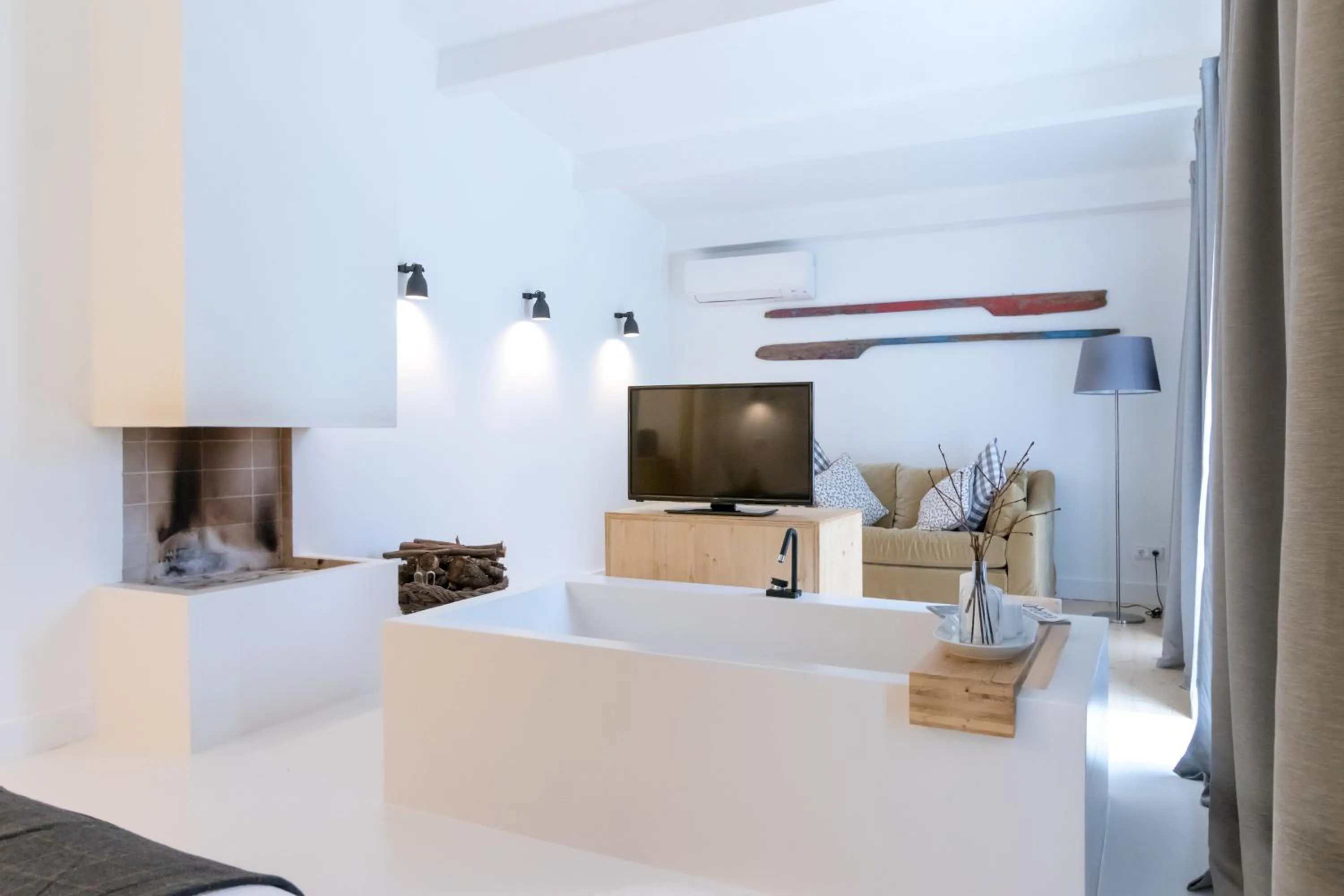 TV and multimedia, Bed in CAMBEIROS - Guest House