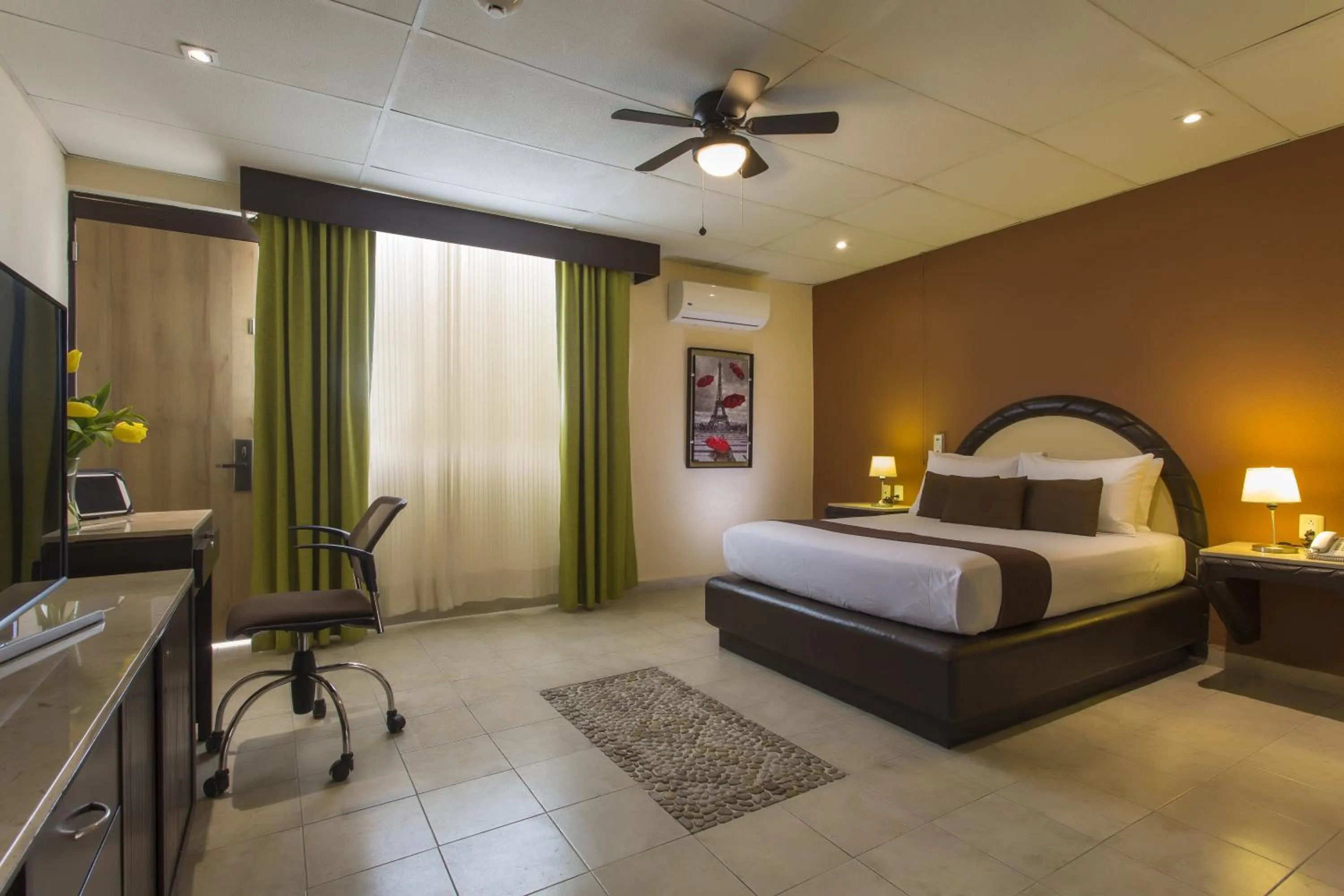 Photo of the whole room, Bed in Gamma Cuernavaca Puerta Paraiso