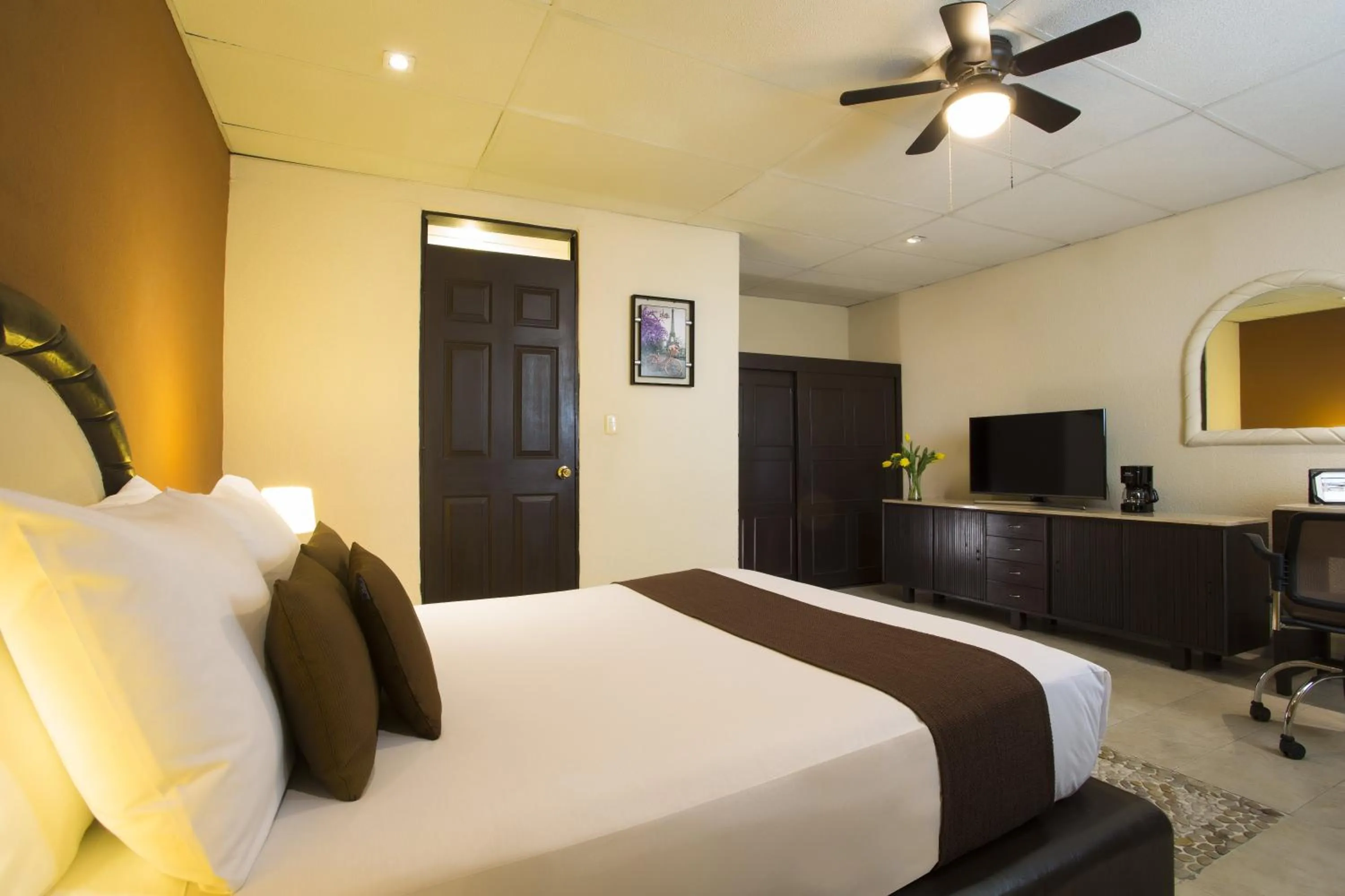 Photo of the whole room, Bed in Gamma Cuernavaca Puerta Paraiso