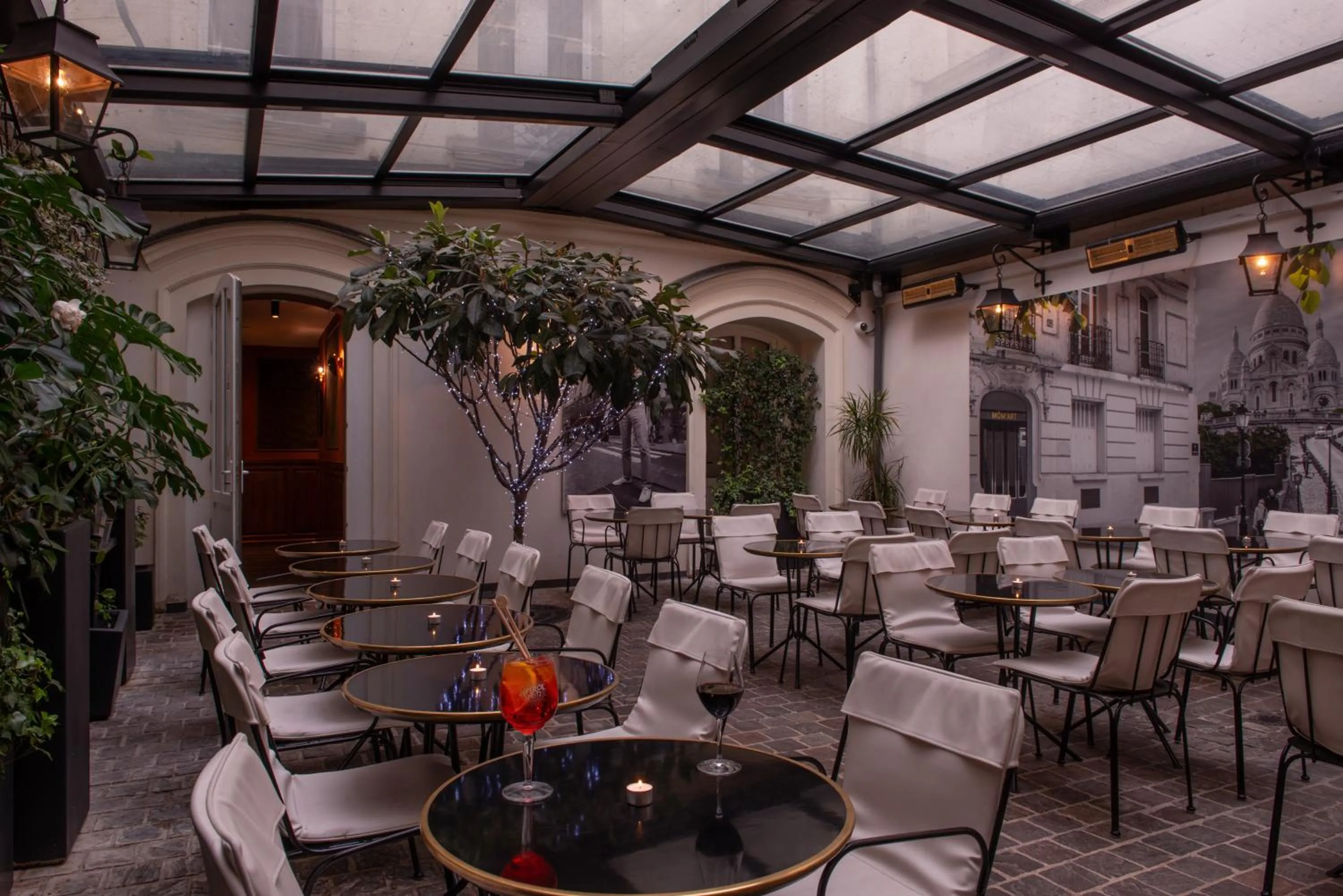 Patio in Mom'Art Hotel