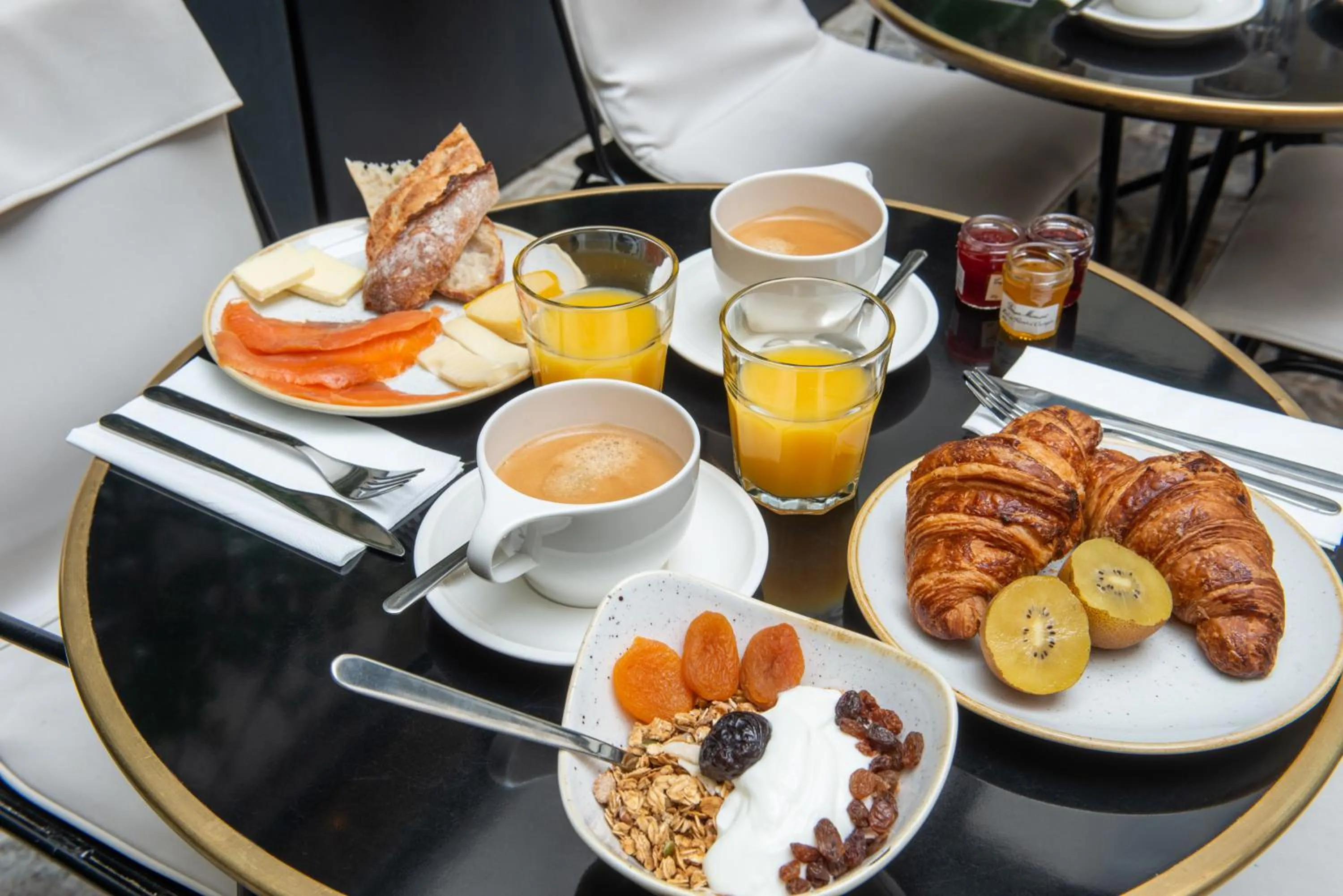 Breakfast in Mom'Art Hotel