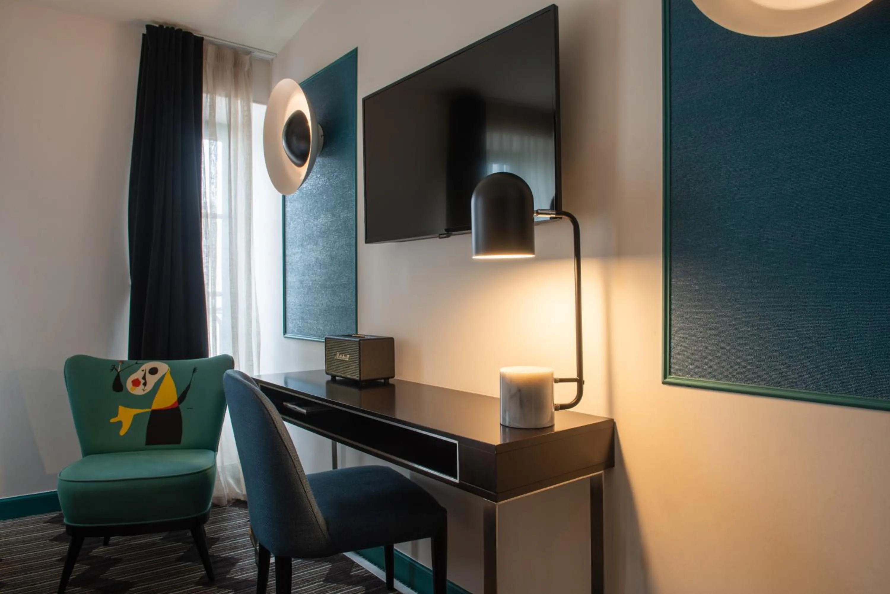 Seating area in Mom'Art Hotel