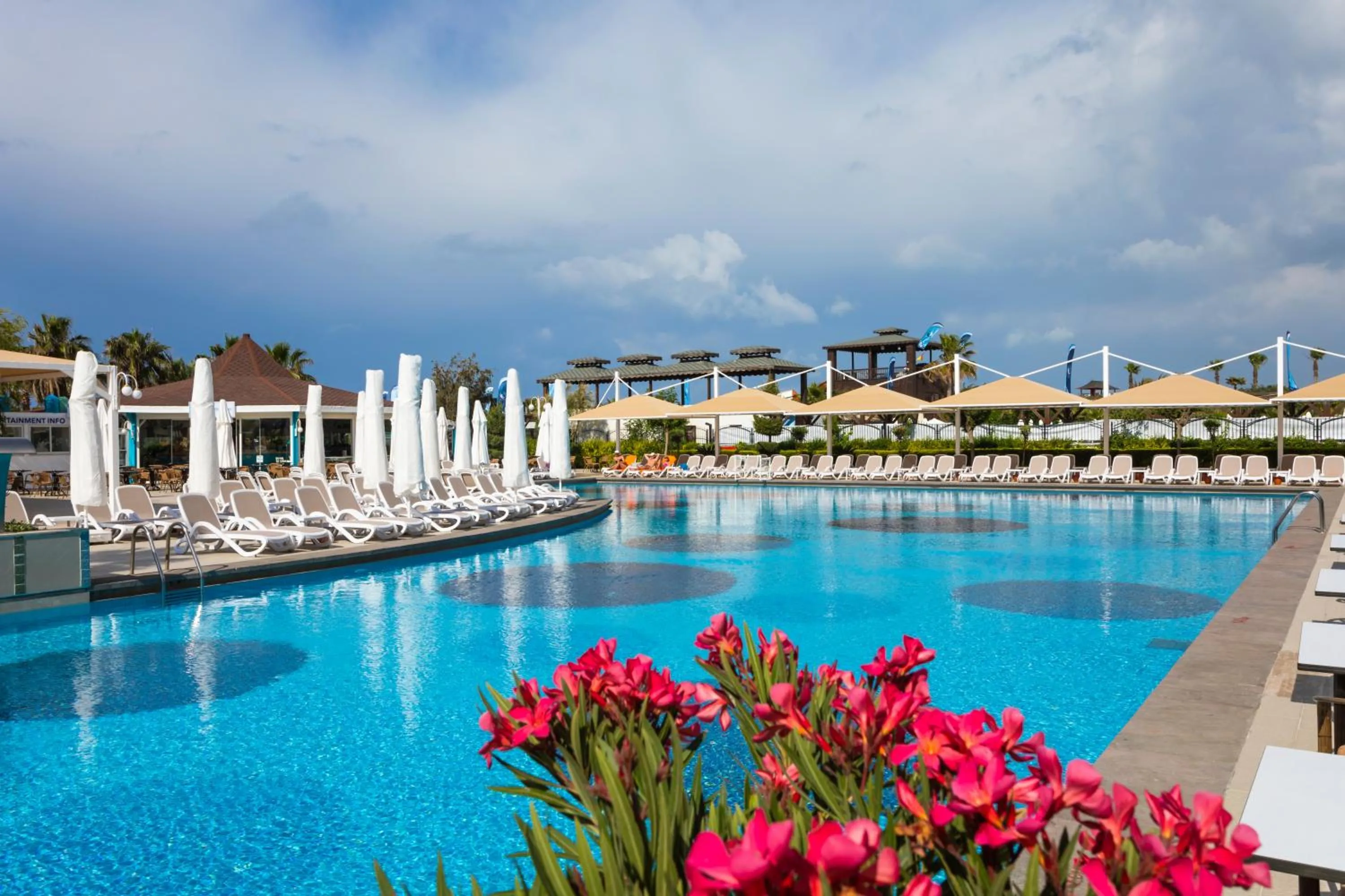 Swimming pool in Orange County Belek