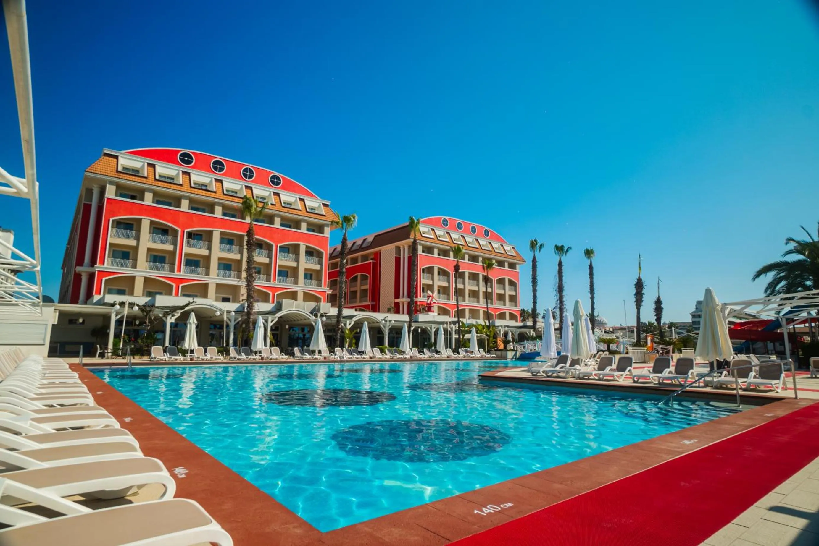 Swimming pool in Orange County Belek
