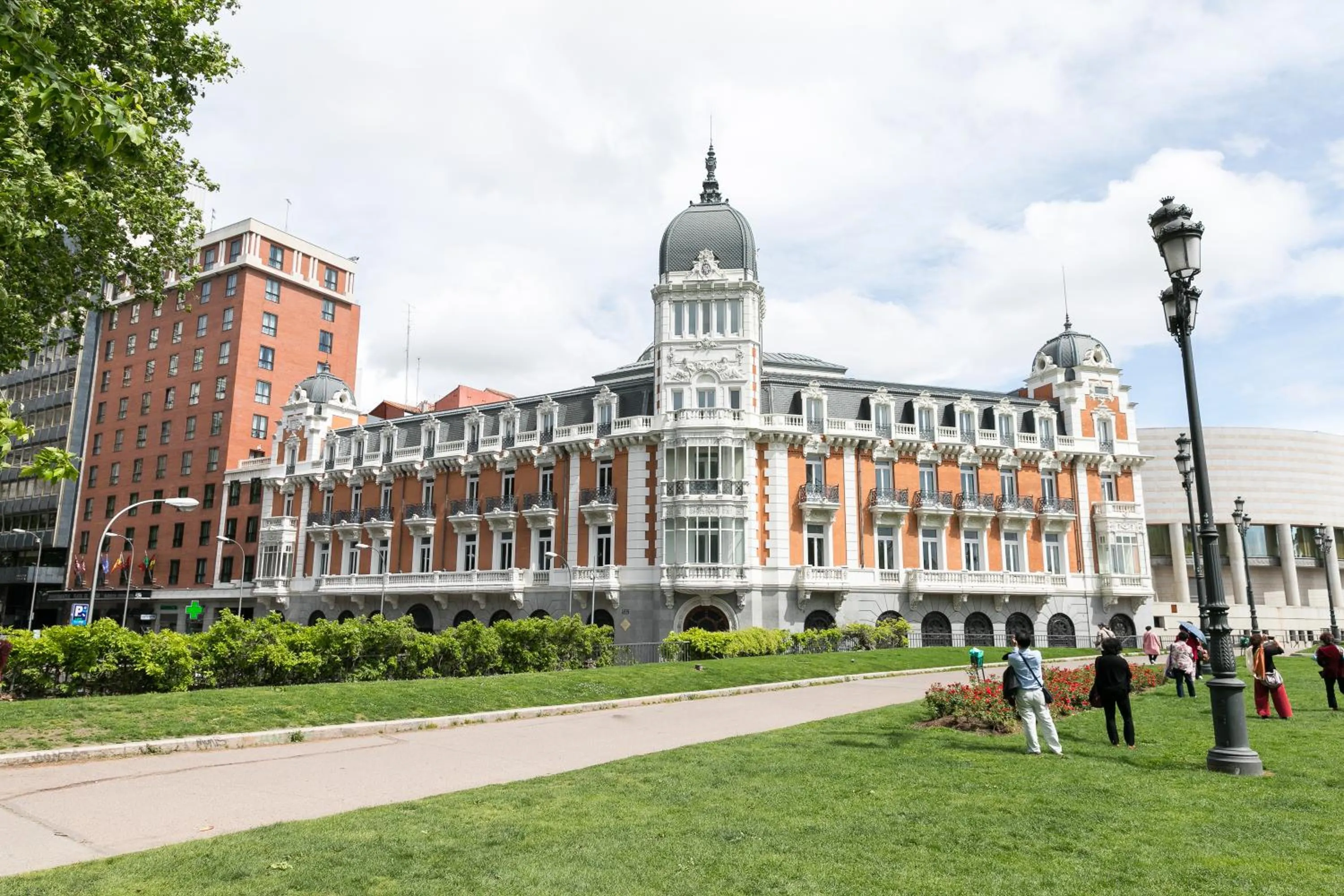 Property building in Feelathome Madrid Suites Apartments