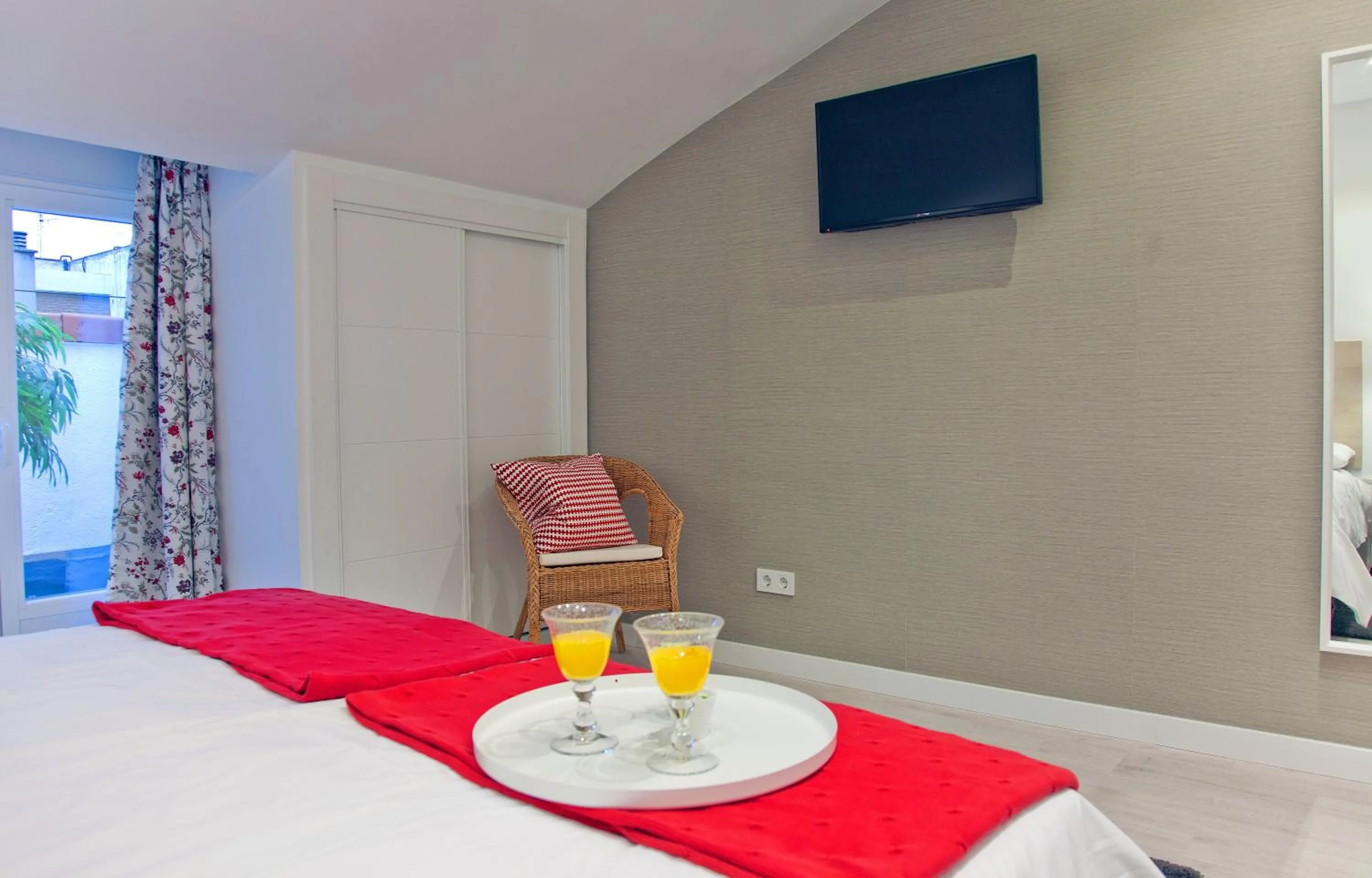 TV and multimedia, Bed in Feelathome Madrid Suites Apartments