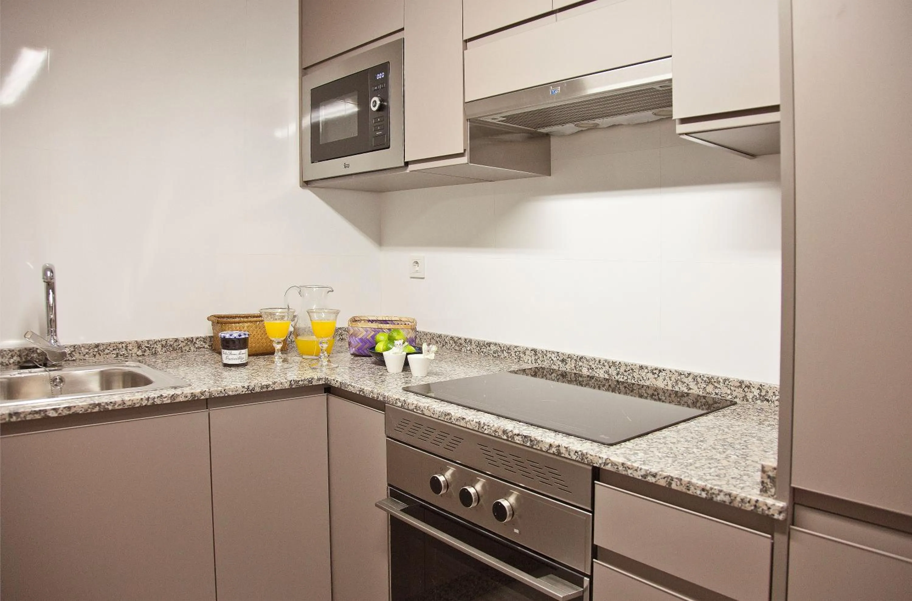 Kitchen or kitchenette in Feelathome Madrid Suites Apartments
