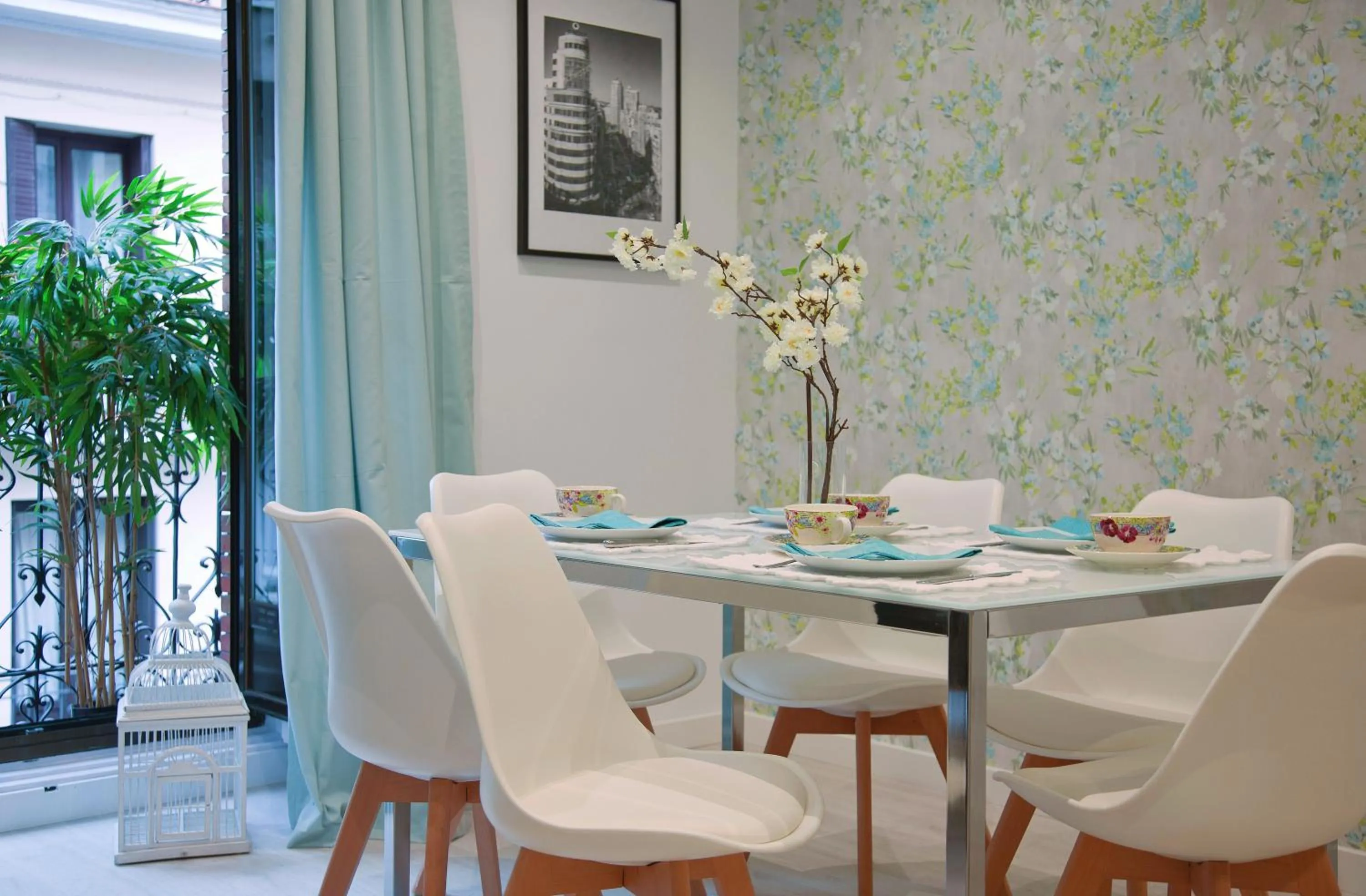 Dining area in Feelathome Madrid Suites Apartments