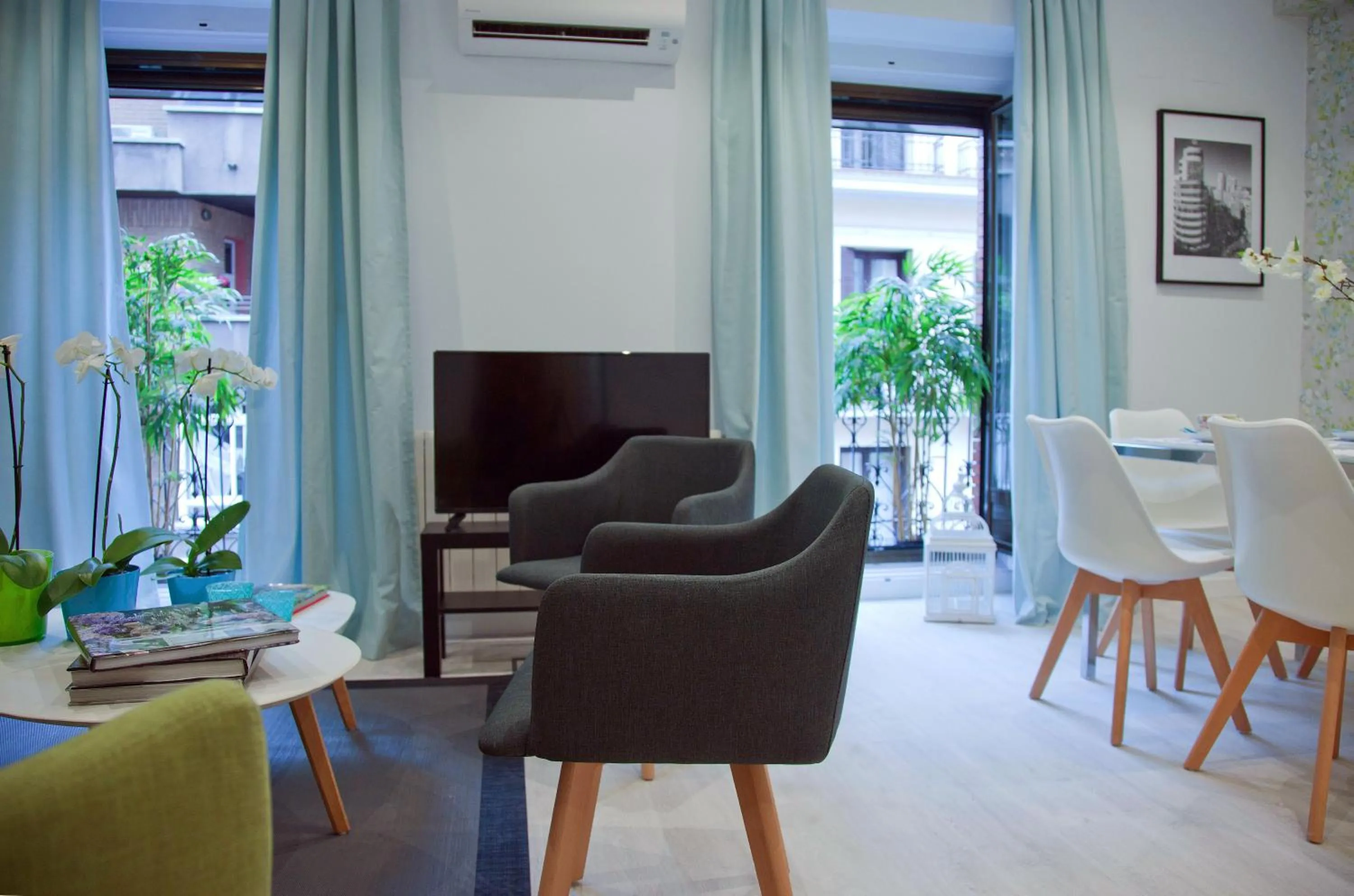 TV and multimedia in Feelathome Madrid Suites Apartments