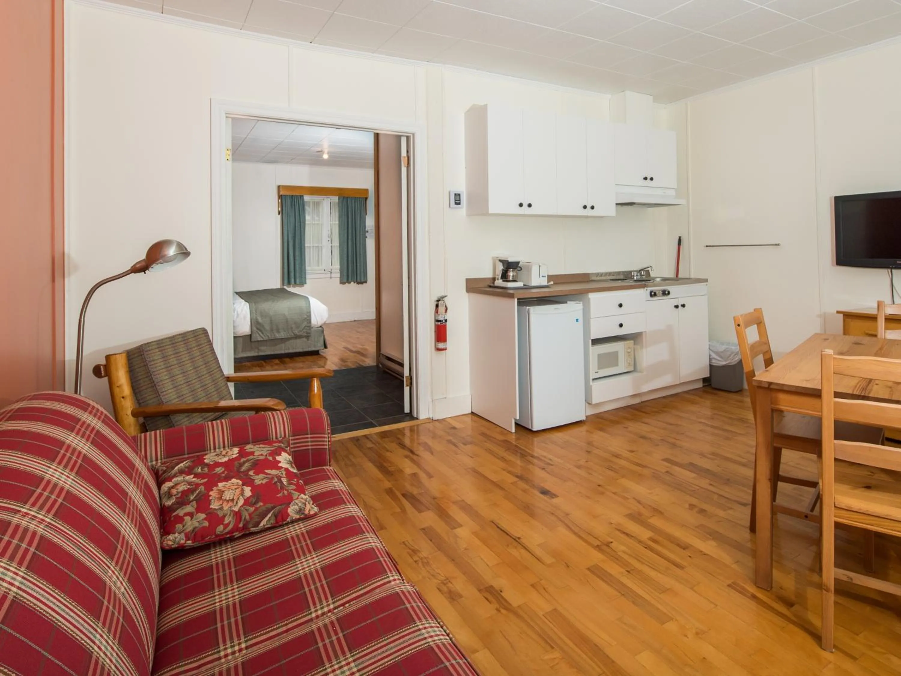 Kitchen or kitchenette in Au Pic de l'Aurore Motel-Chalets