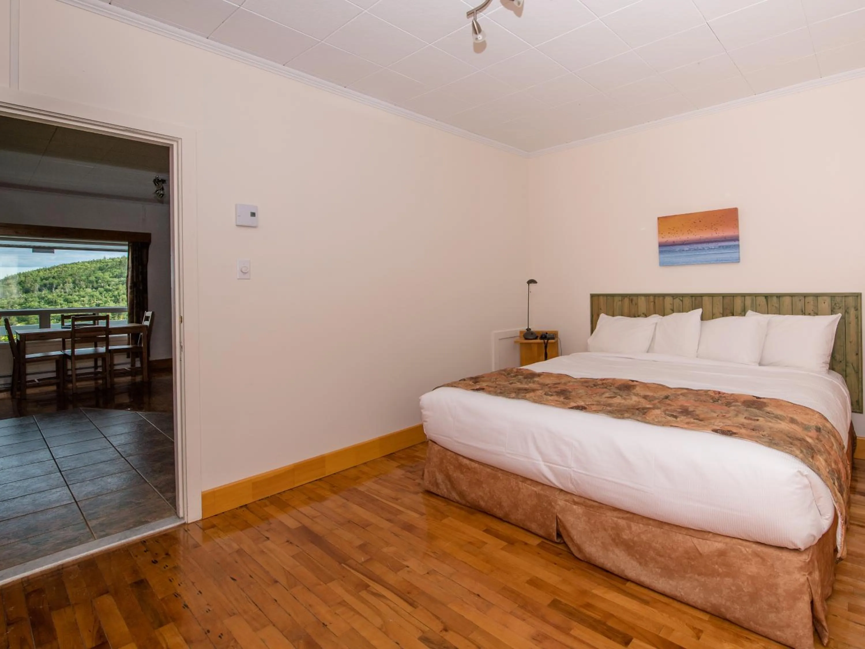 Bed in Au Pic de l'Aurore Motel-Chalets