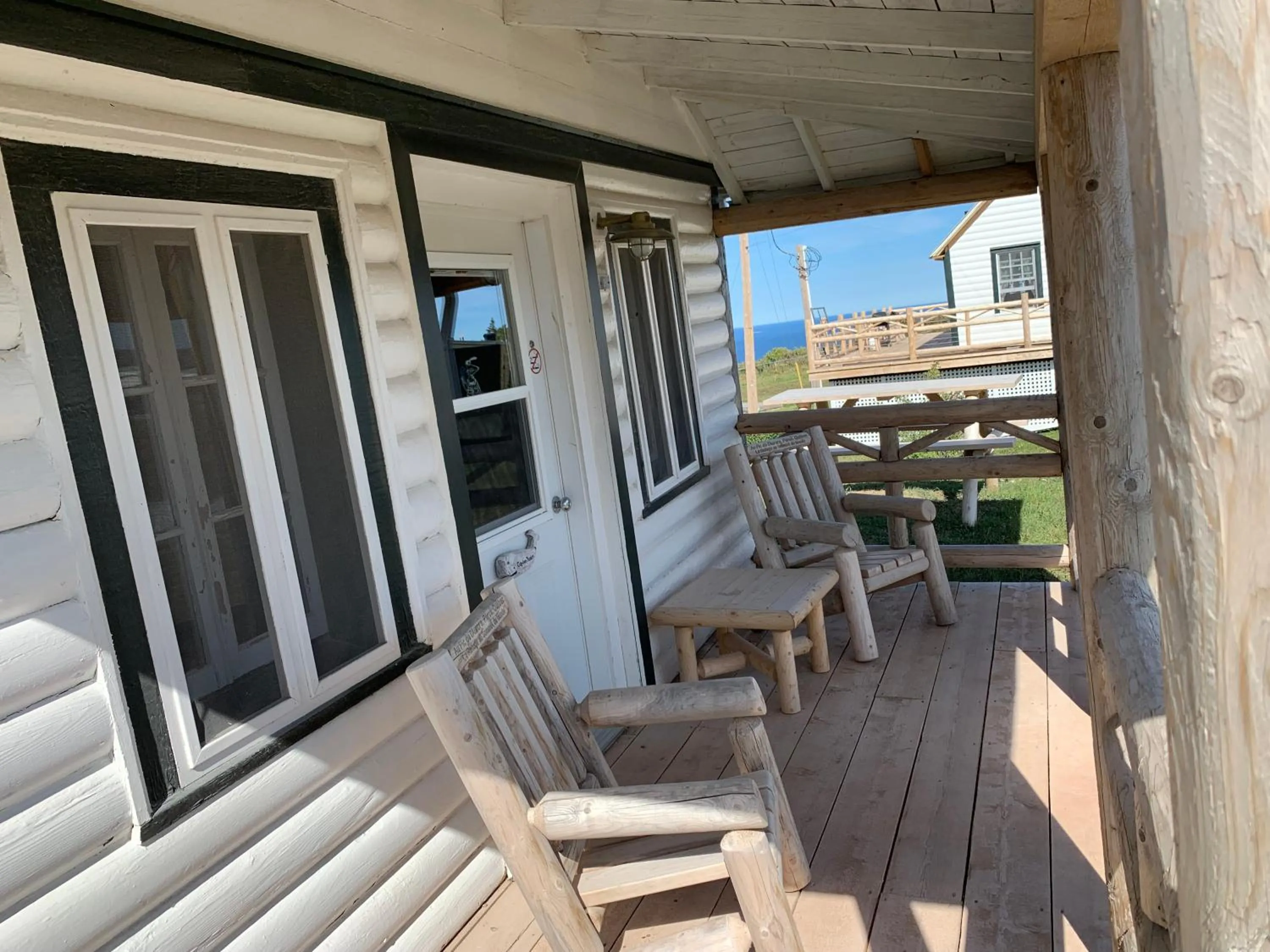 Patio in Au Pic de l'Aurore Motel-Chalets