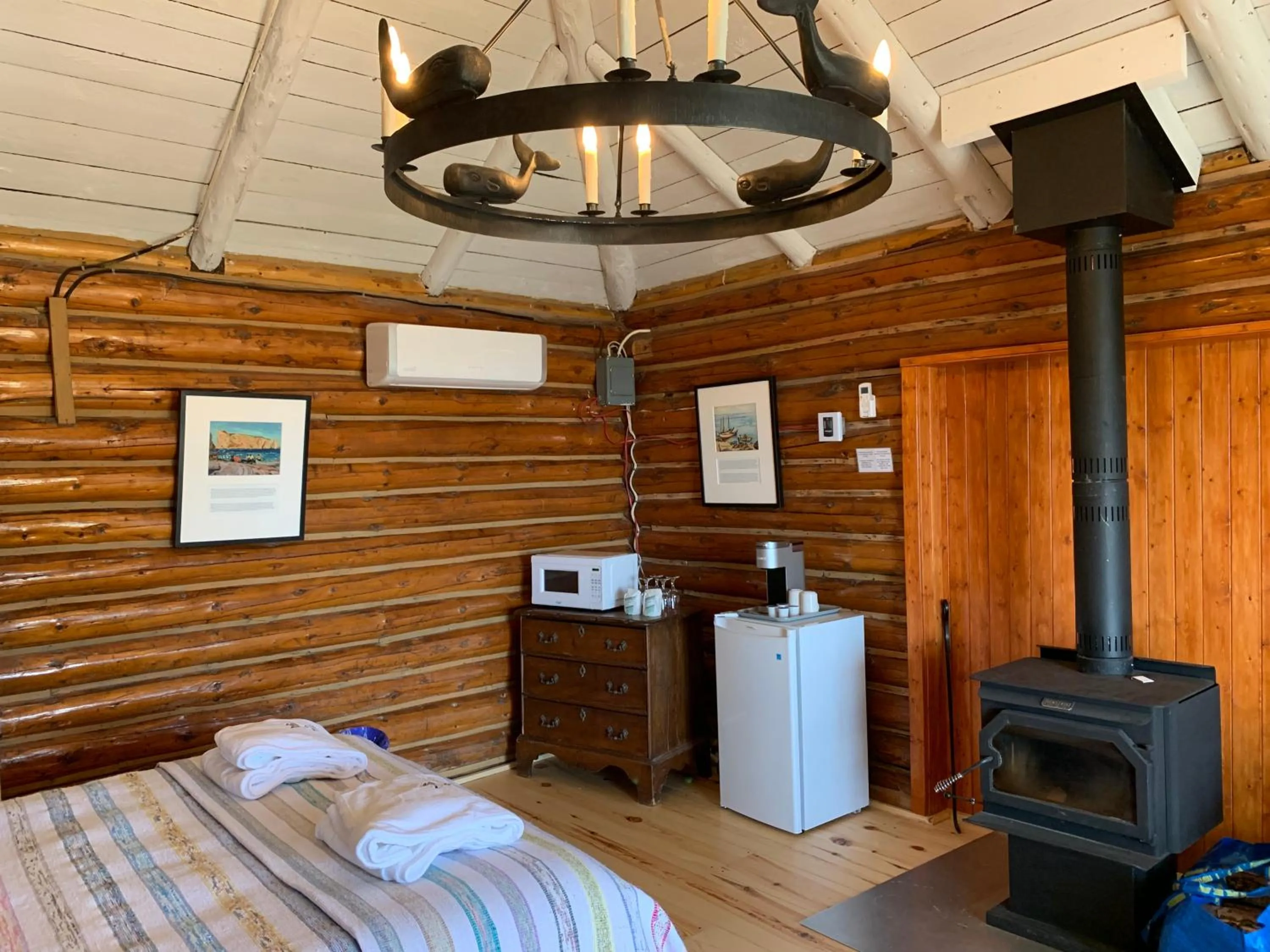 Bed in Au Pic de l'Aurore Motel-Chalets