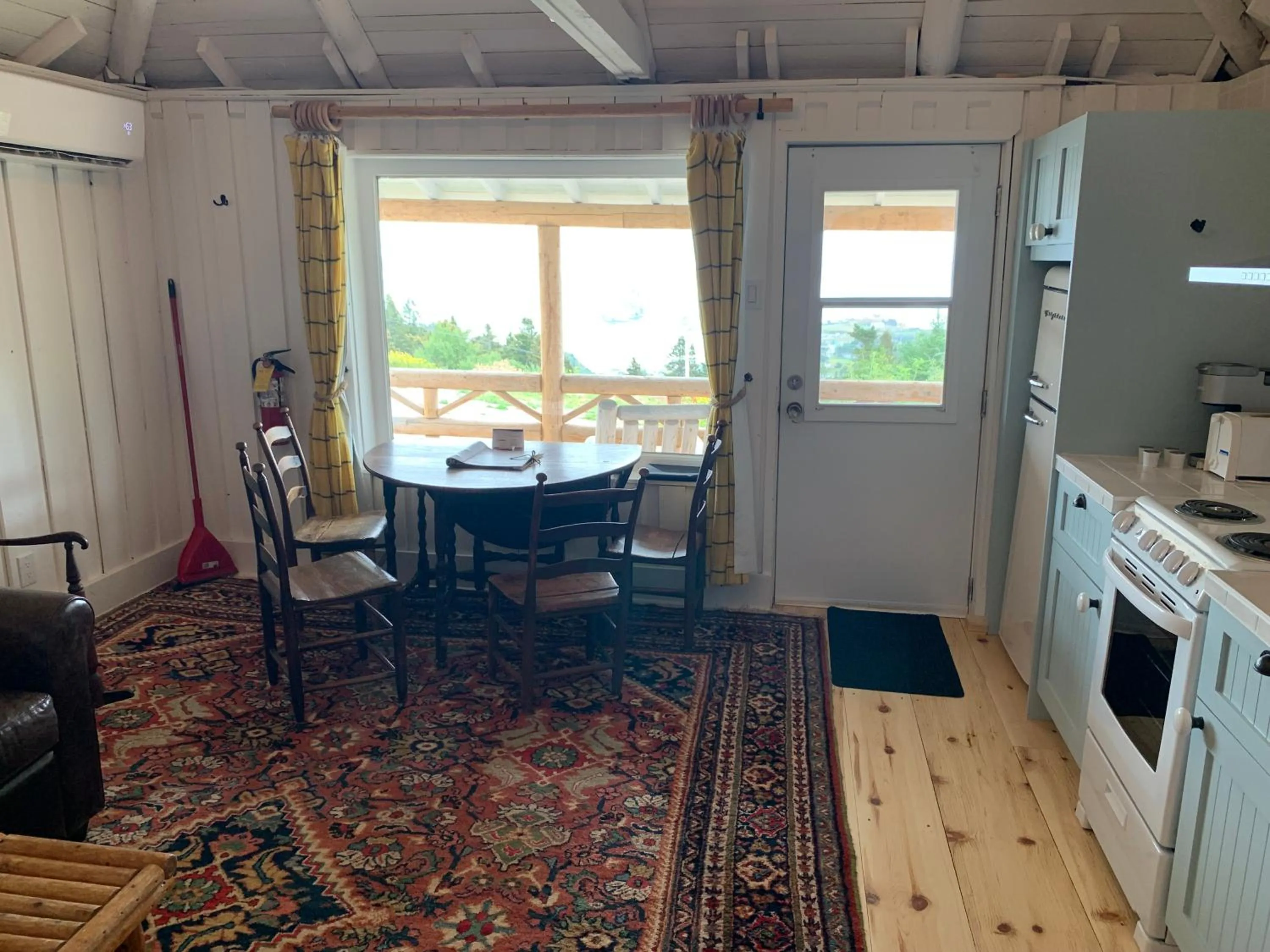 Kitchen or kitchenette in Au Pic de l'Aurore Motel-Chalets