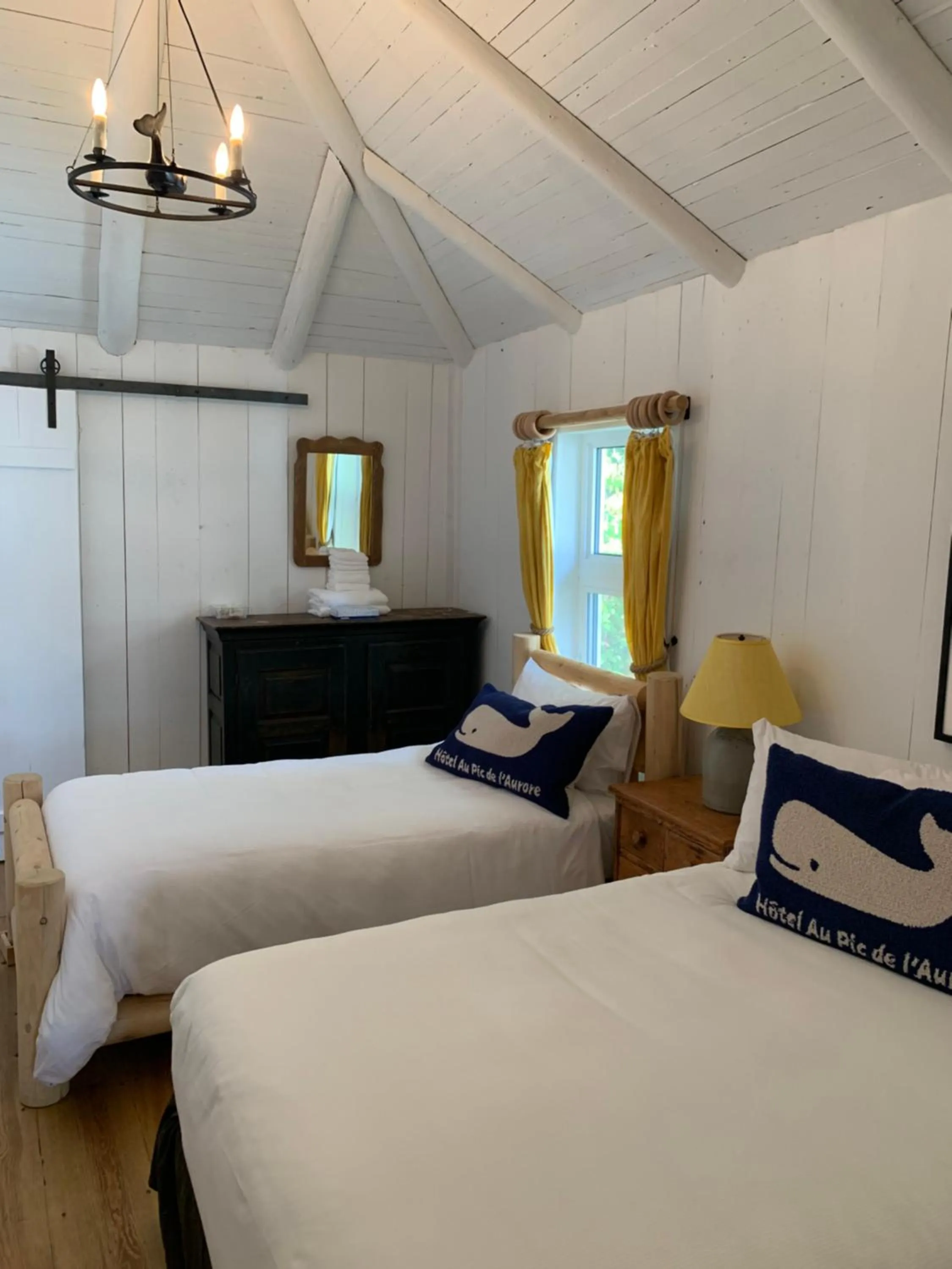 Photo of the whole room, Bed in Au Pic de l'Aurore Motel-Chalets