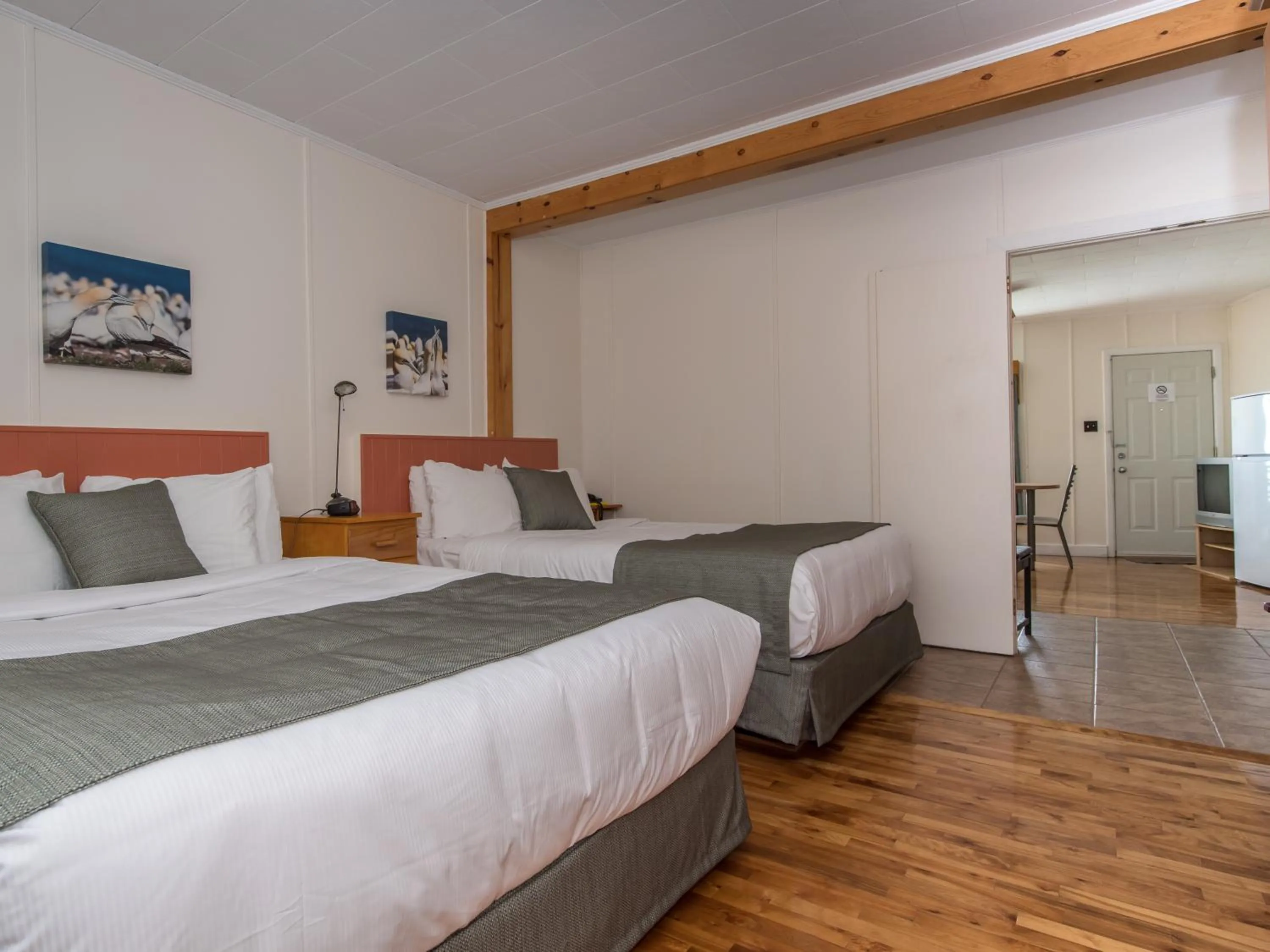 Photo of the whole room, Bed in Au Pic de l'Aurore Motel-Chalets