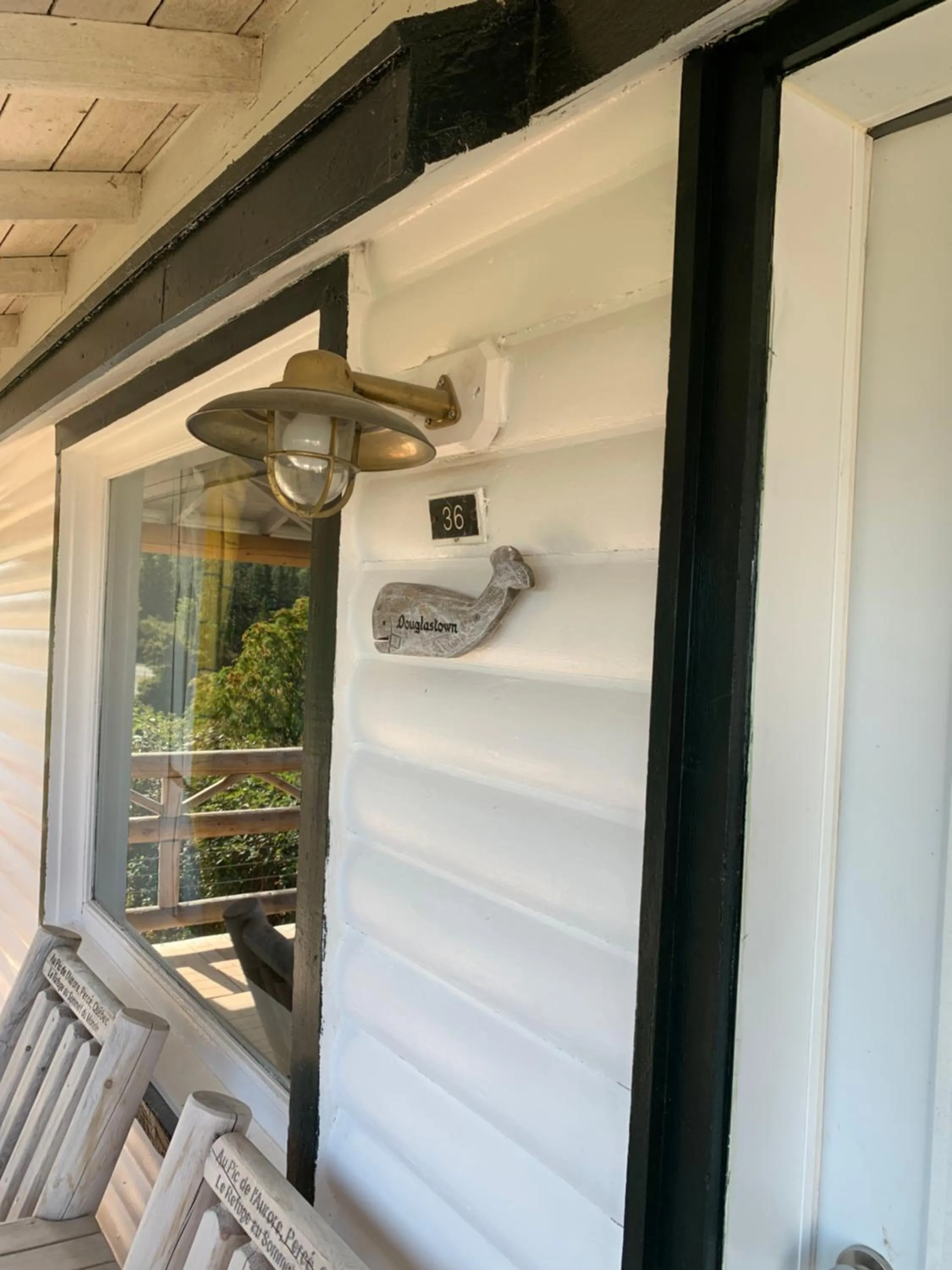 Patio in Au Pic de l'Aurore Motel-Chalets