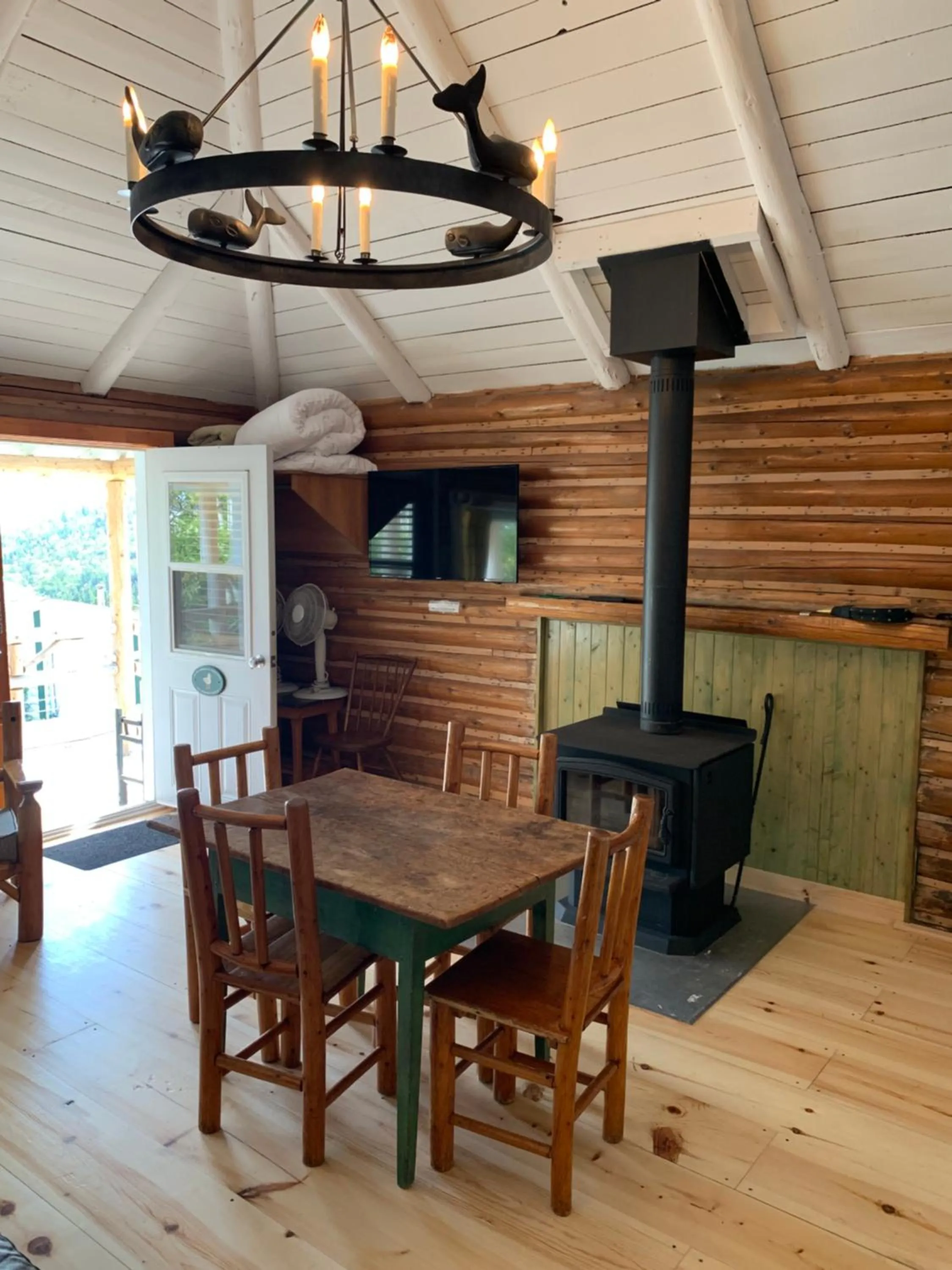 TV and multimedia in Au Pic de l'Aurore Motel-Chalets