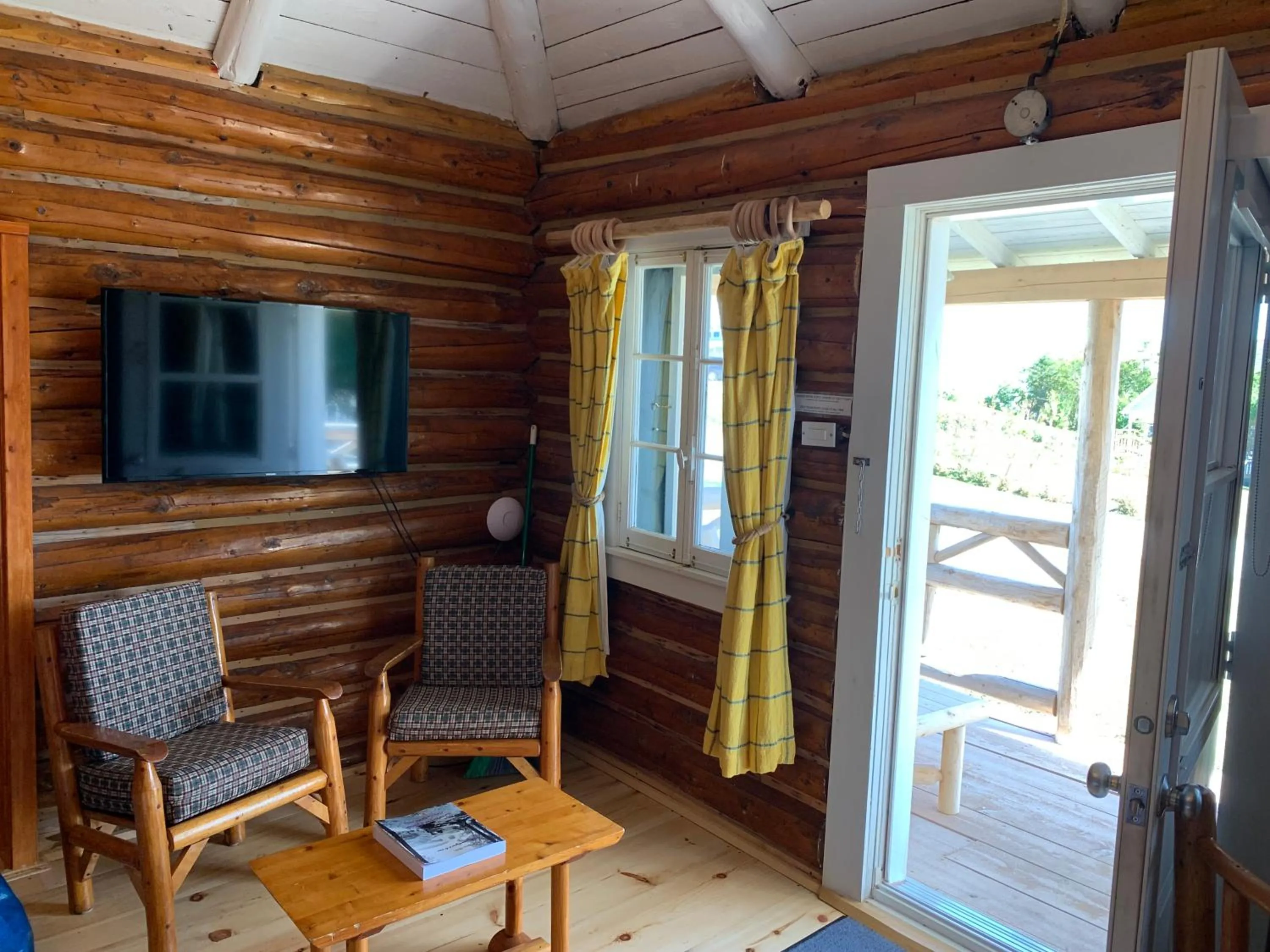 Communal lounge/ TV room in Au Pic de l'Aurore Motel-Chalets