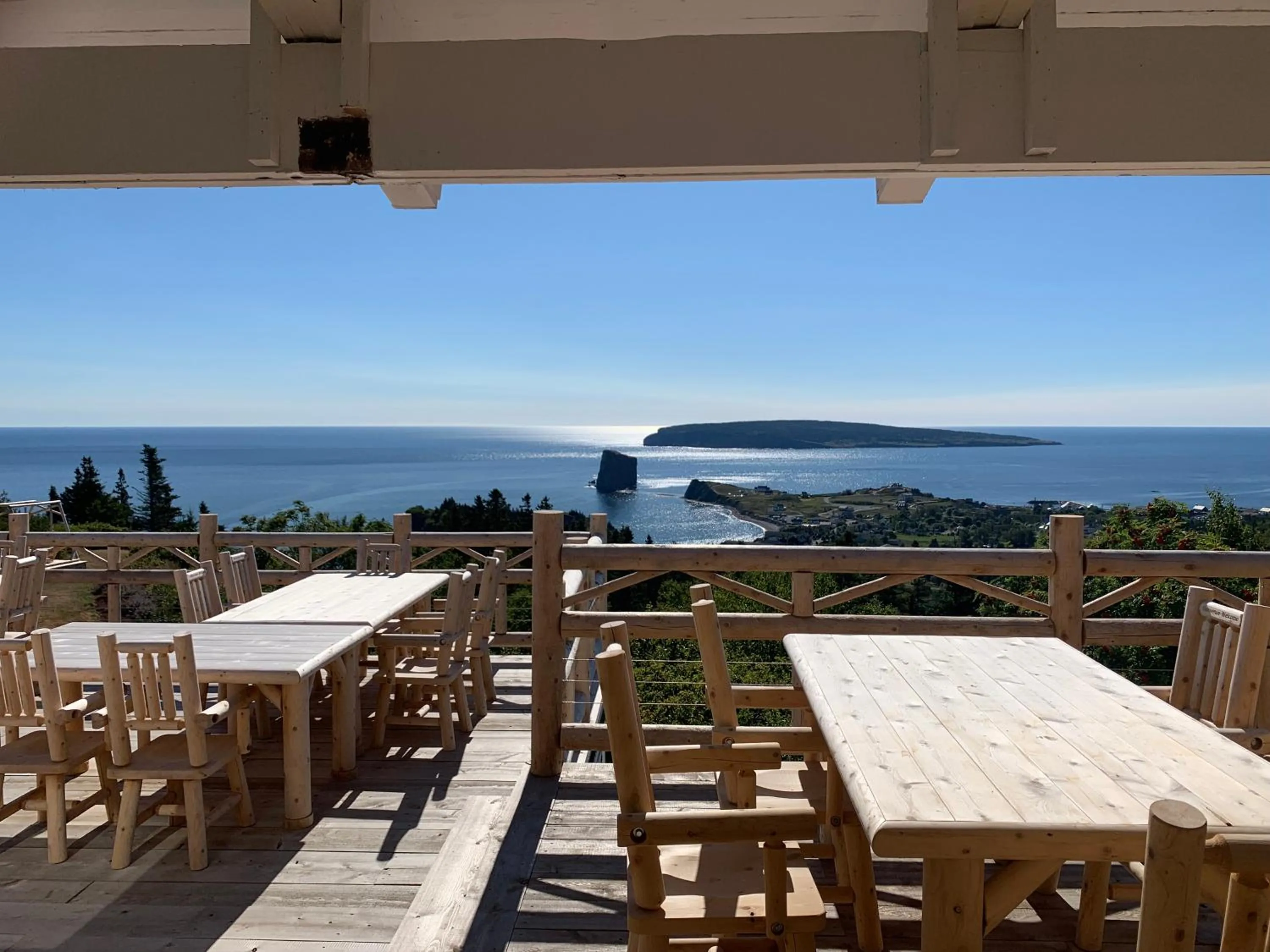 Patio in Au Pic de l'Aurore Motel-Chalets