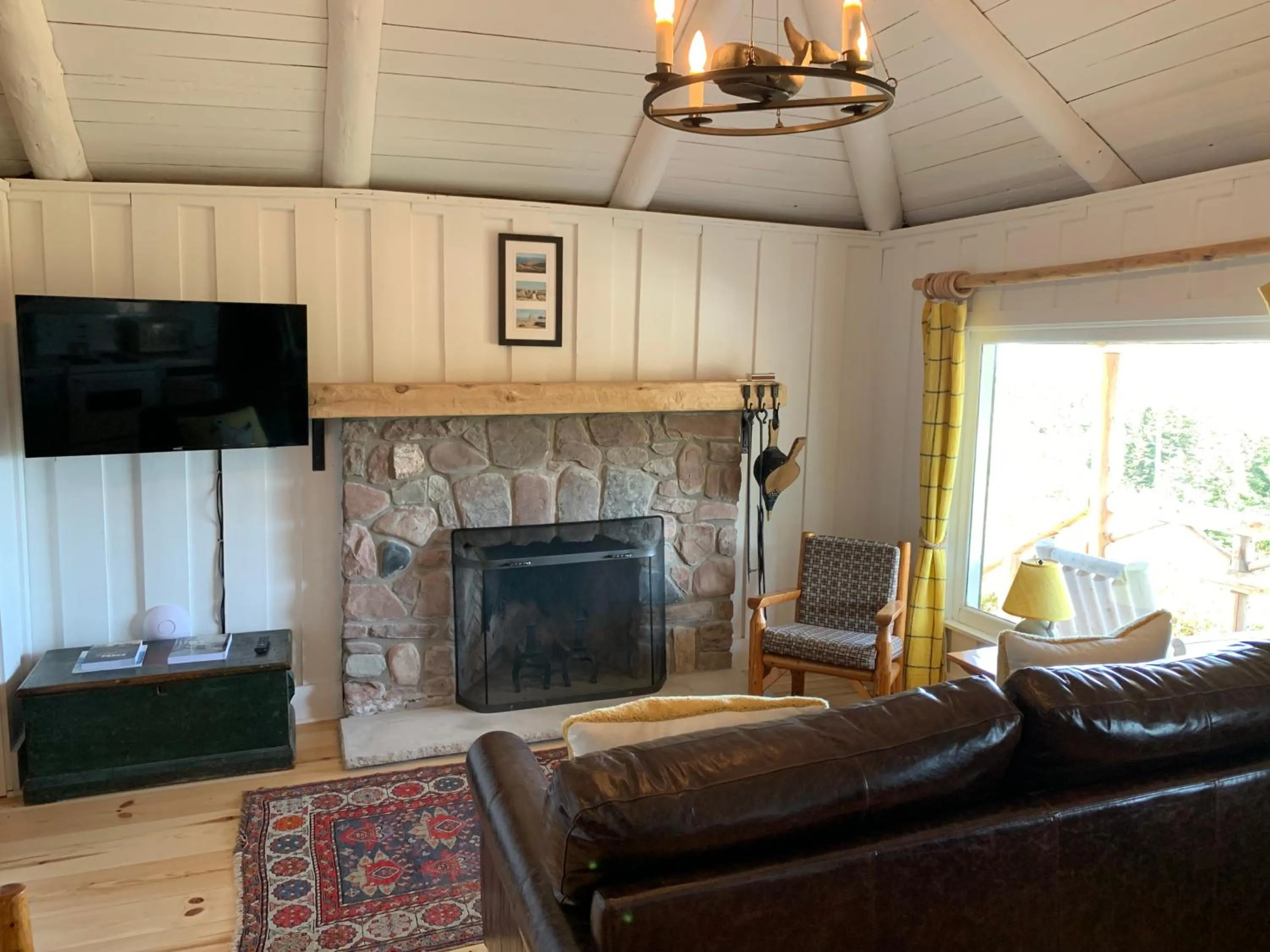 Communal lounge/ TV room in Au Pic de l'Aurore Motel-Chalets