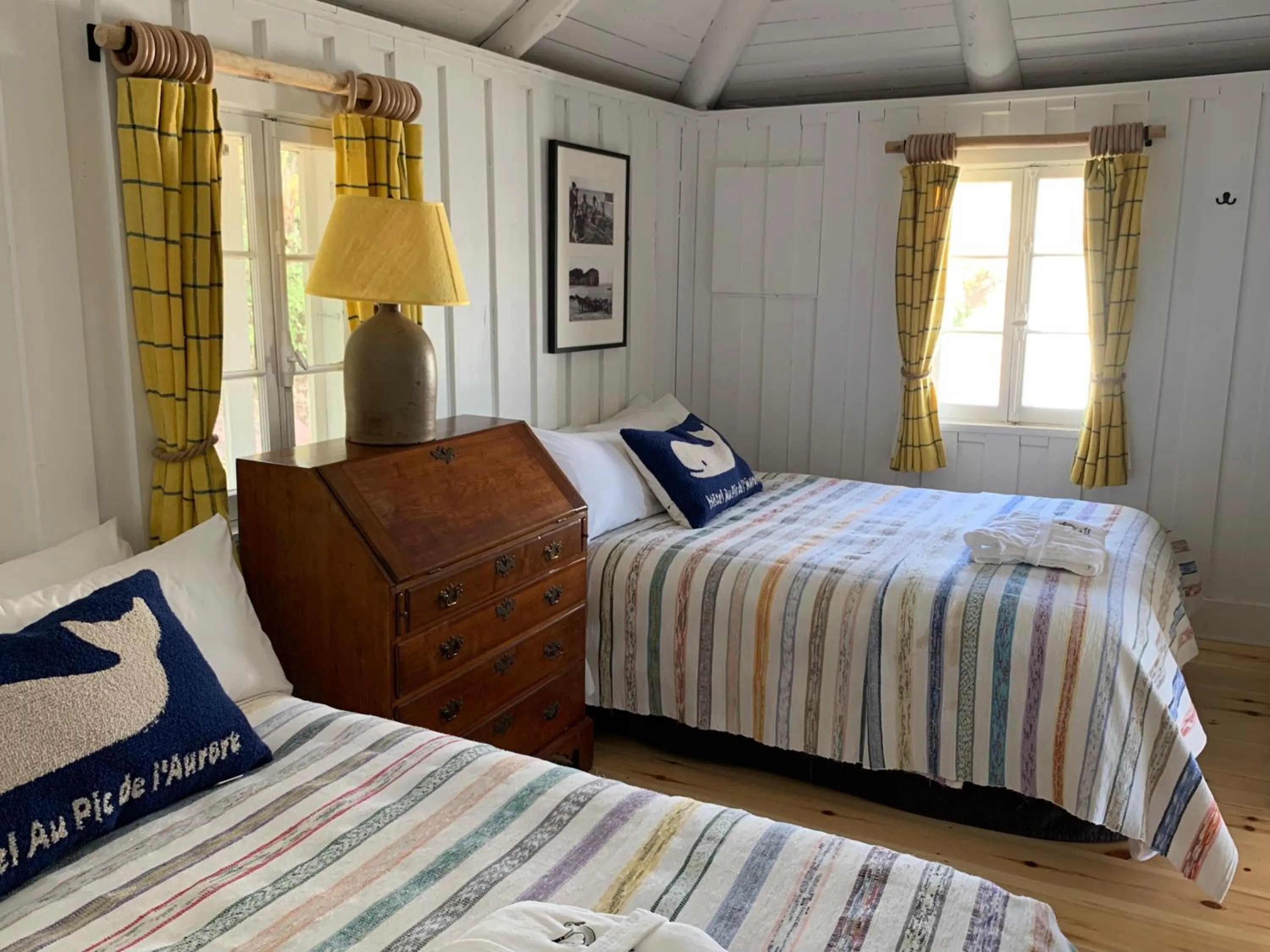 Bed in Au Pic de l'Aurore Motel-Chalets